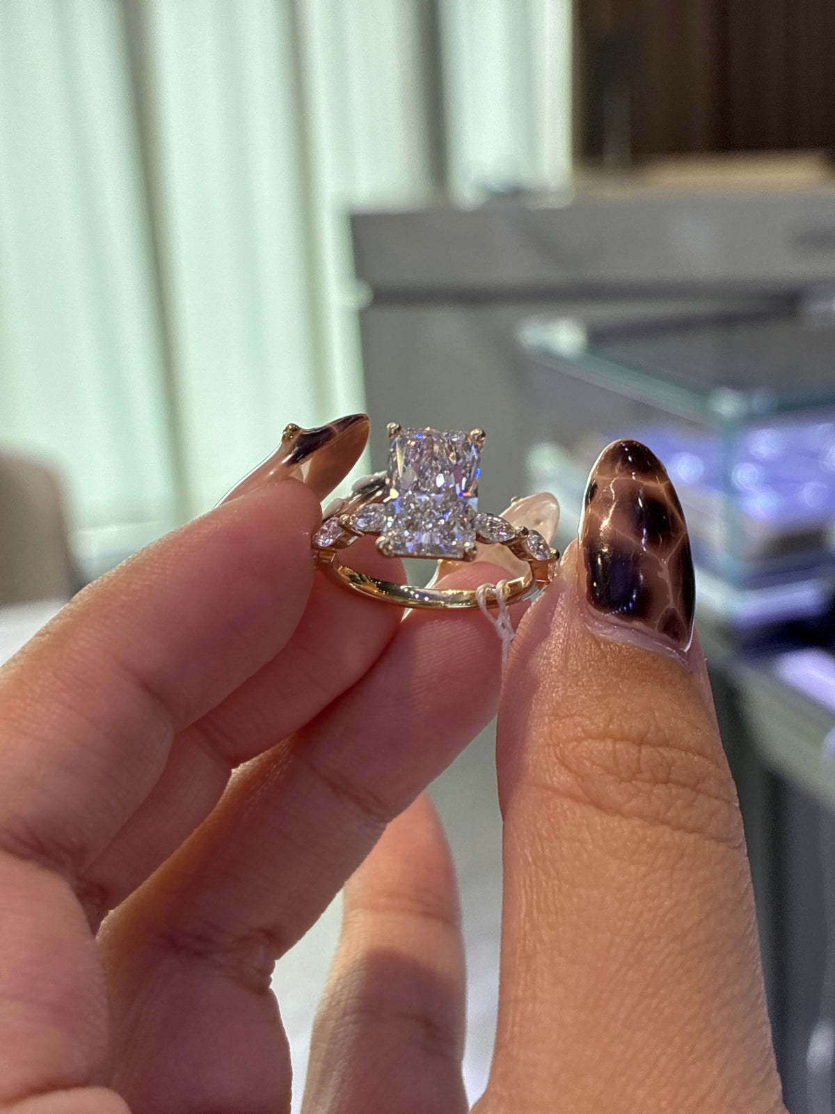 For Ty 3ct radiant cut 14k E/vvs2 with 0.512ct sidestones