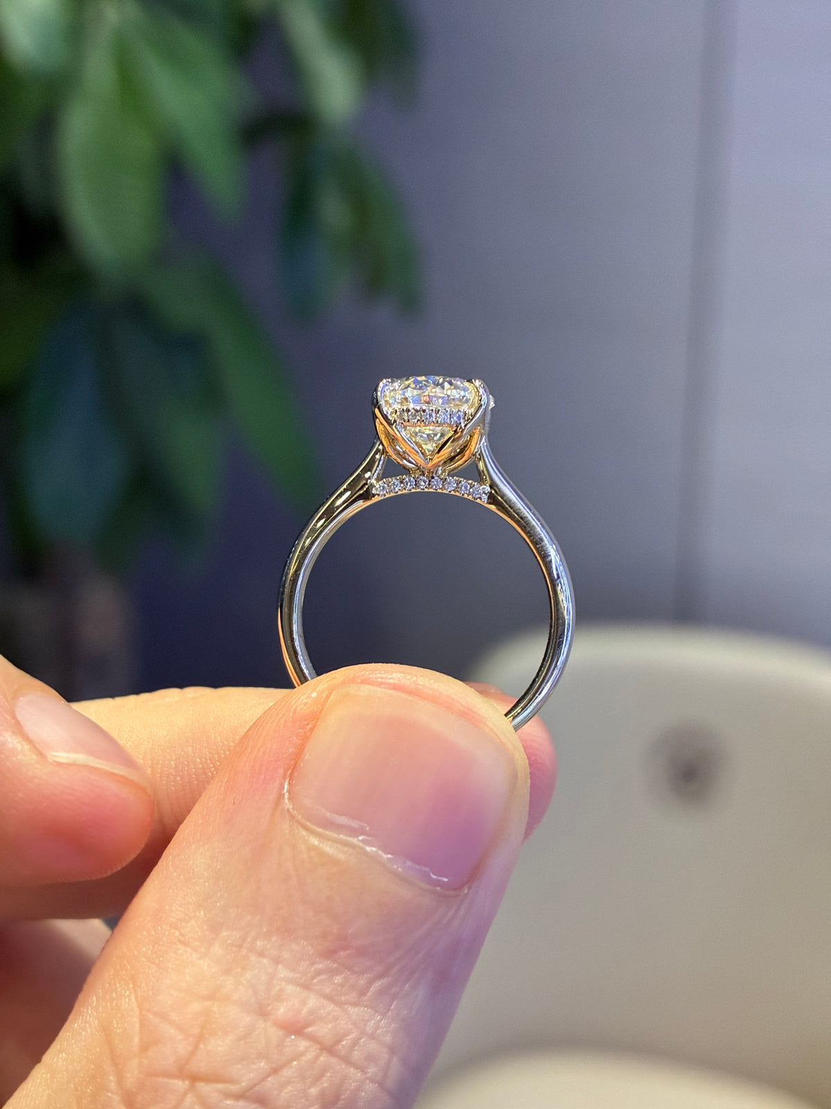 For Alondra Oval 3.05 carats D/VVS2 with 0.095 carats side diamonds in 36 pieces in 14k yellow gold