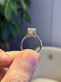 For Alondra Oval 3.05 carats D/VVS2 with 0.095 carats side diamonds in 36 pieces in 14k yellow gold