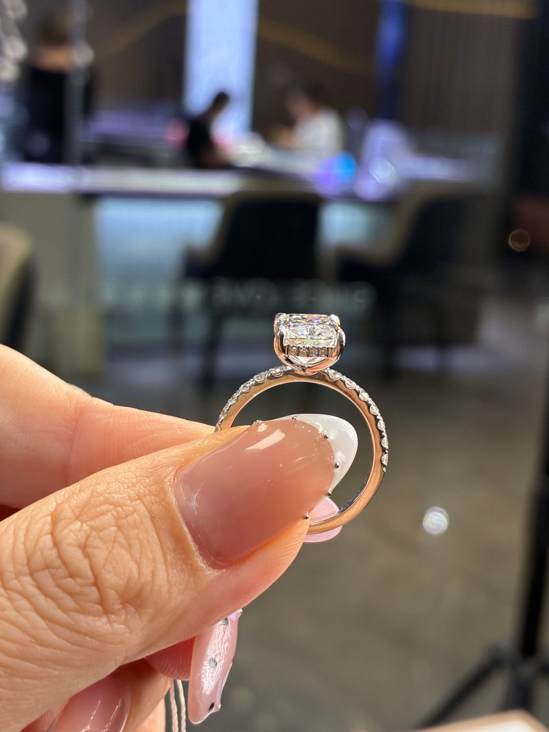 For Aleli, 3.05ct radiant cut diamond, D/VVS2, with 0.473ct sidestones, total 3.5ct, in 14k white gold