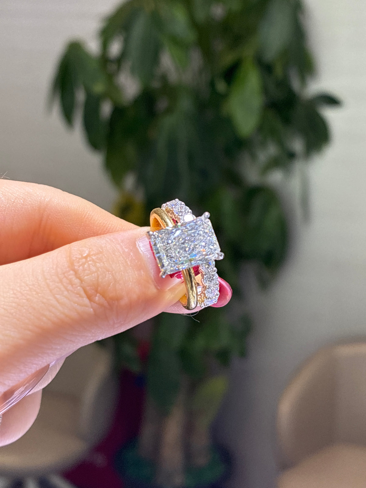For Habo a set radiant cut 18k E/vvs2 main stone 4.09ct side stone 0.163ct + full round eternity band