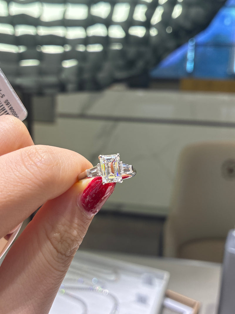 For Dana 18k gold yellow gold total 2.4 carat three stone ring