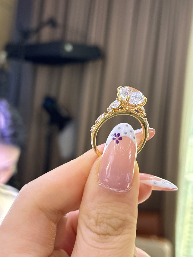 18k oval cut yellow gold  D-vs1 3.36ct side stone 0.427ct
