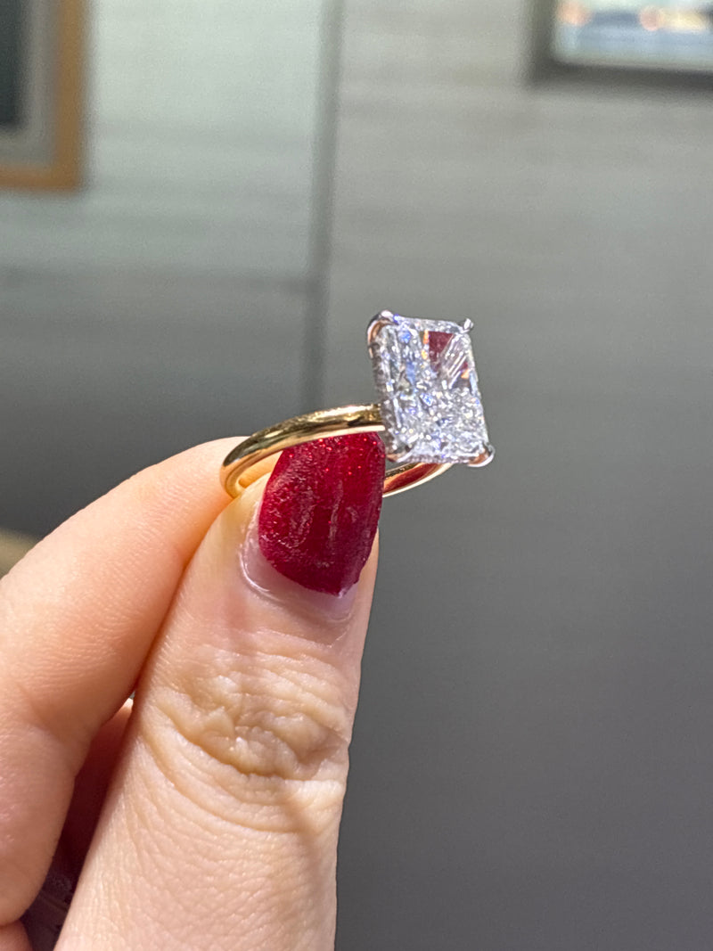 18k yellow gold E/vvs2 main stone 4.09ct side stone 0.163ct