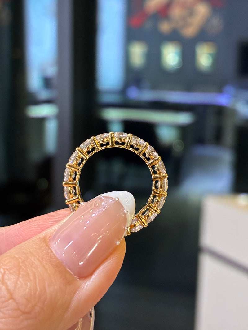 For Salva, 4ct Round Full eternity band, in 14k yellow gold, DE/VS-VVS