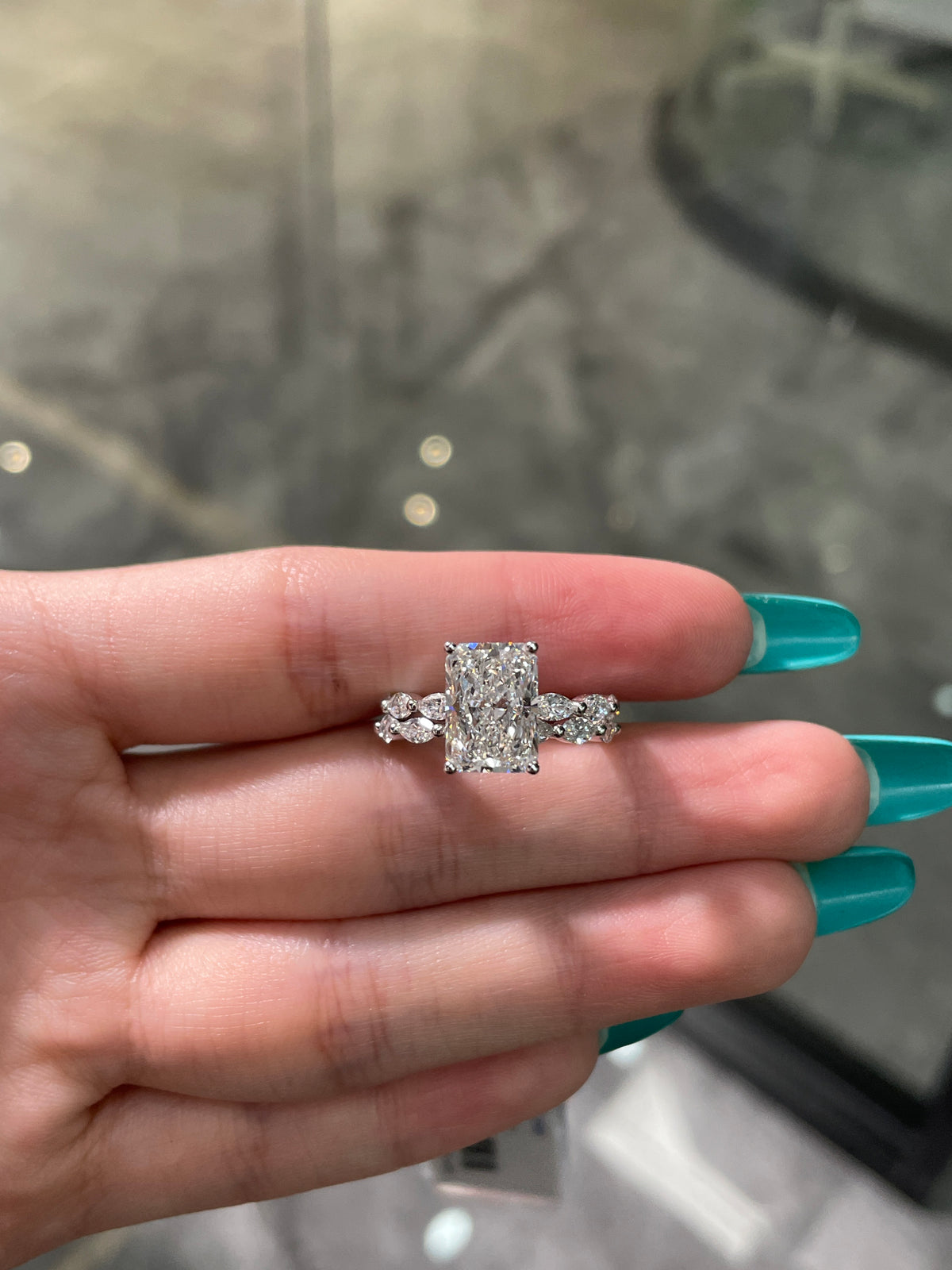 For Mariebelle 1️⃣14K solid white gold 3.05ct E/VVS2 with 0.514ct bubble band. 2️⃣ 14K solid white gold half eternity bubble band 0.572ct D-E/VS-VVS（Ready stocks）