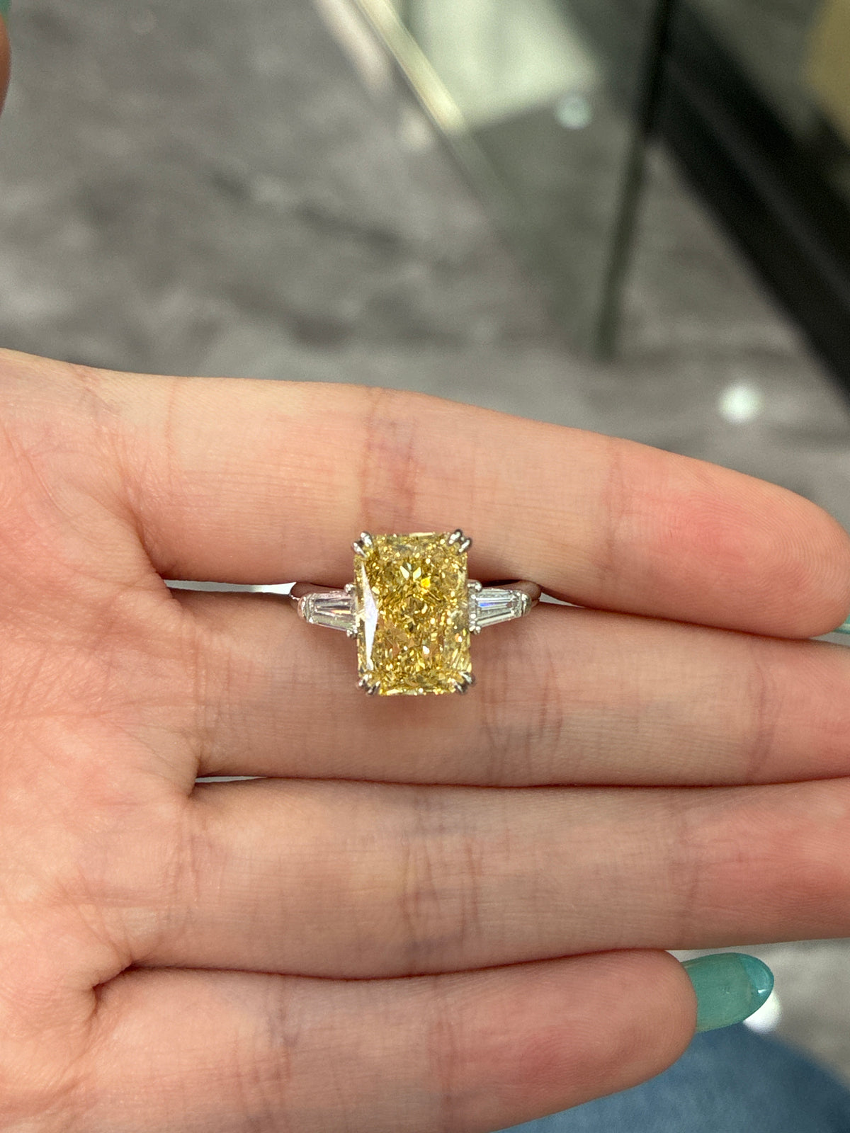Deposit For Chrissy 14K 5.09carat Fancy VV yellow VS1 with 0.493ct side stones