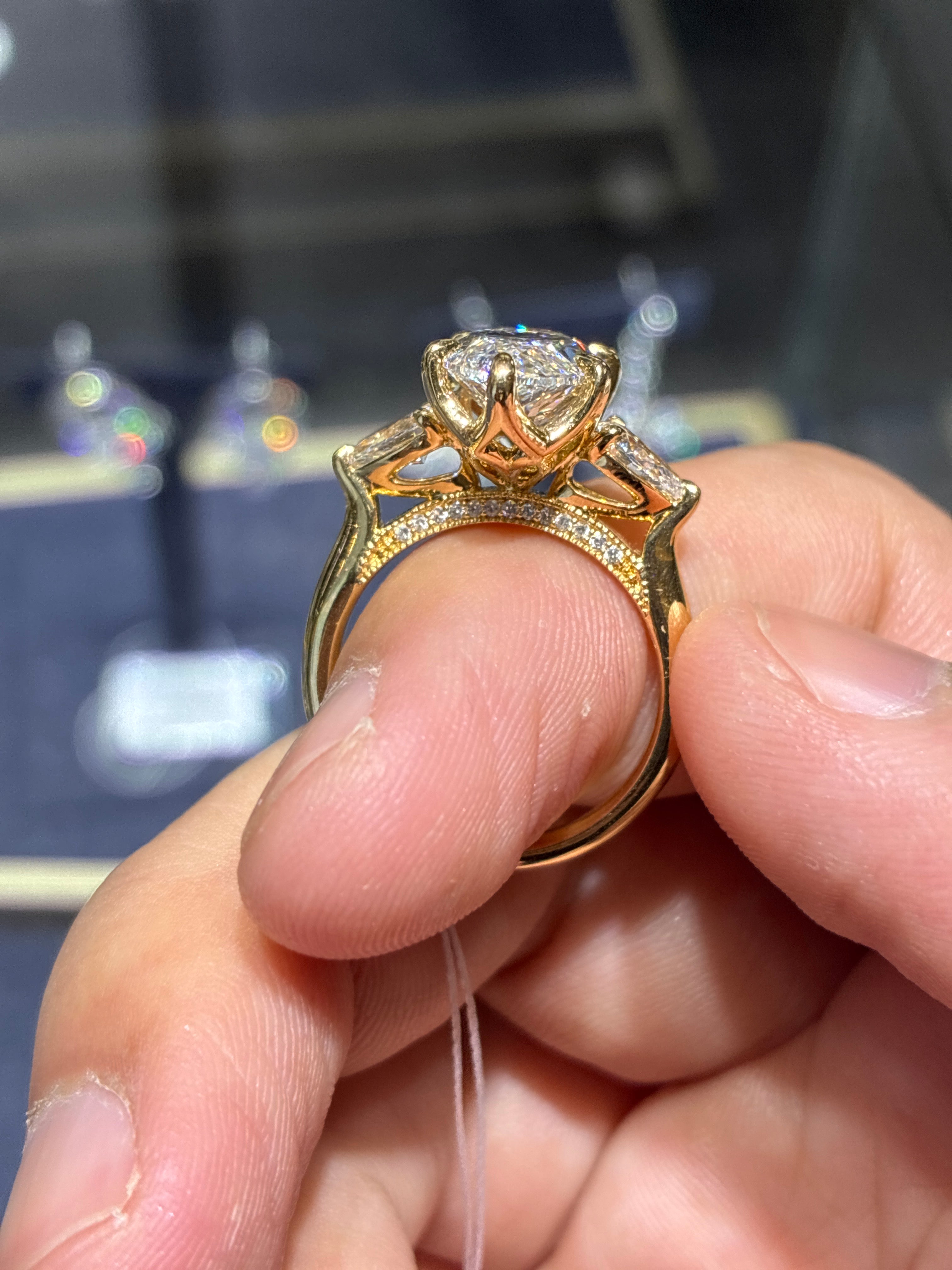 Kristine Rodriguez for pay（18k gold 5 carat marquis three-stone cultivated diamond ring）