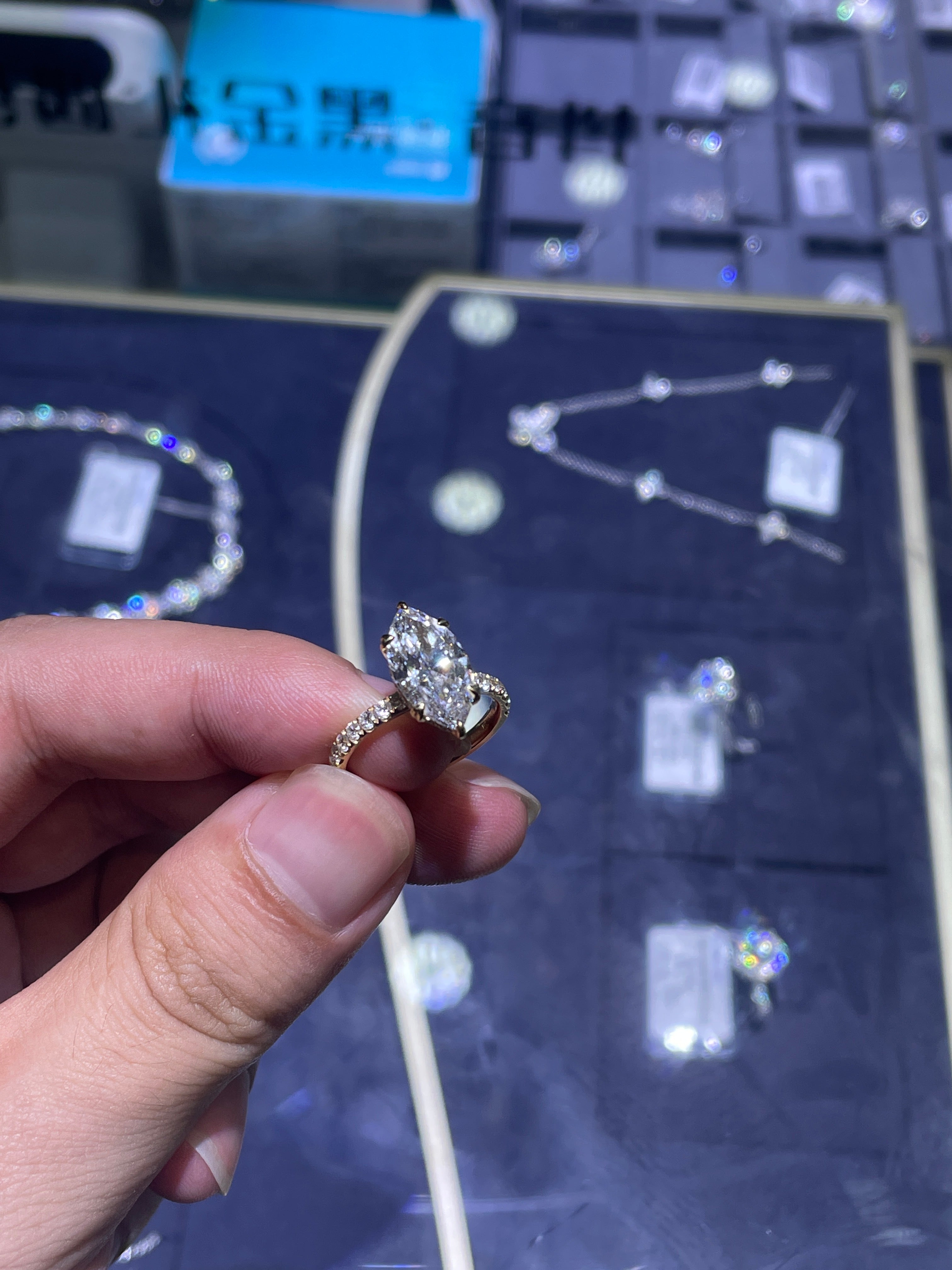 Deposit For jessicakaviatrix,main stone marquise cut 3.03ctE/VVS2  side stone 0.499ct 18k yellow gold