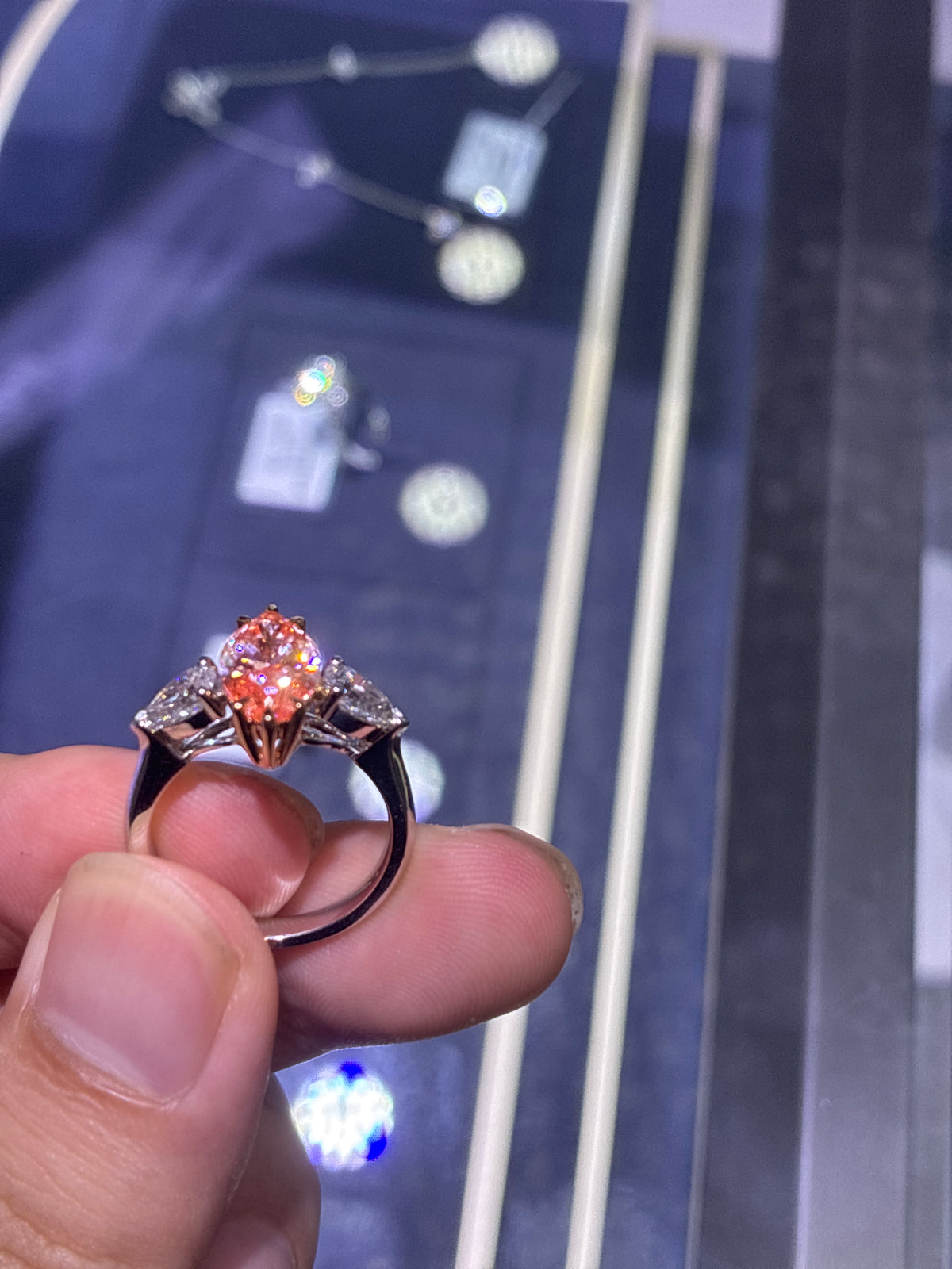 For gthoughs1 18k gold two-tone three-stones style main stone 2.53ct FVP/VVS2 side stone 1.009ct