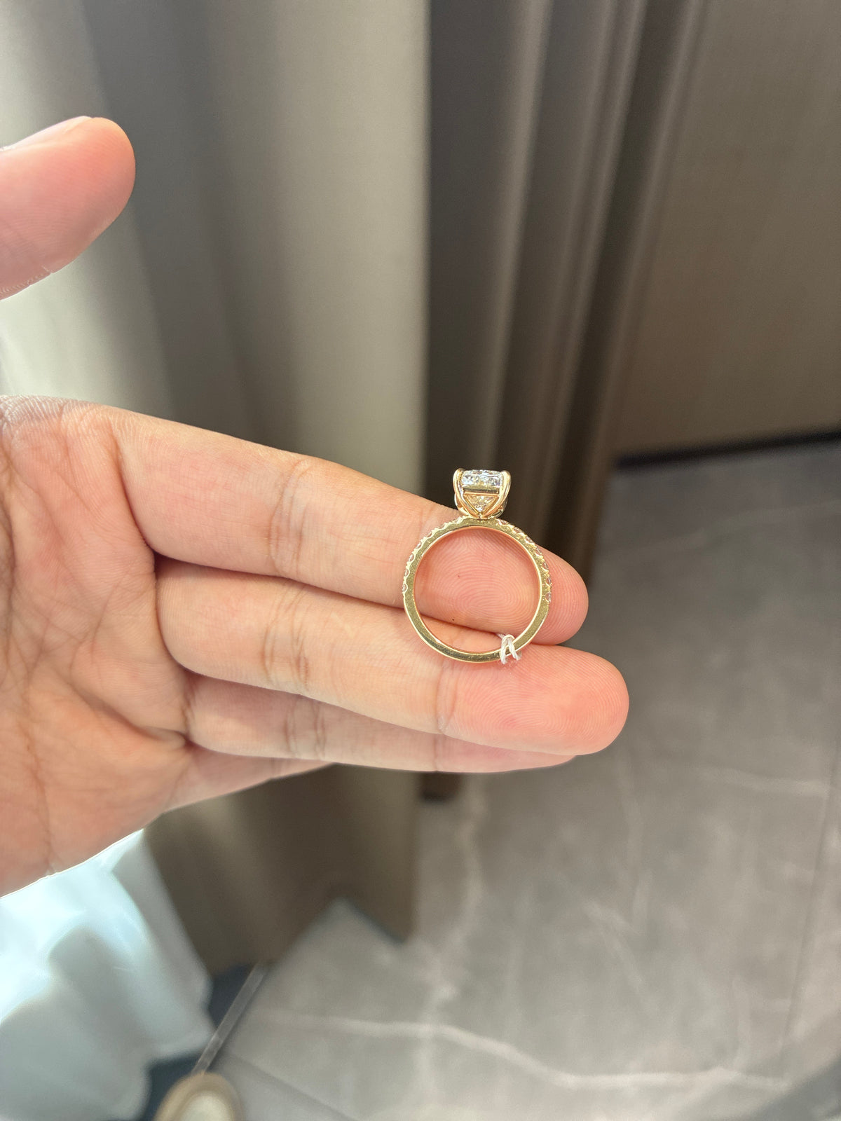 For Queen 14k yellow gold ring with 3.080ct Evs1 diamond And 0.385ct side stones