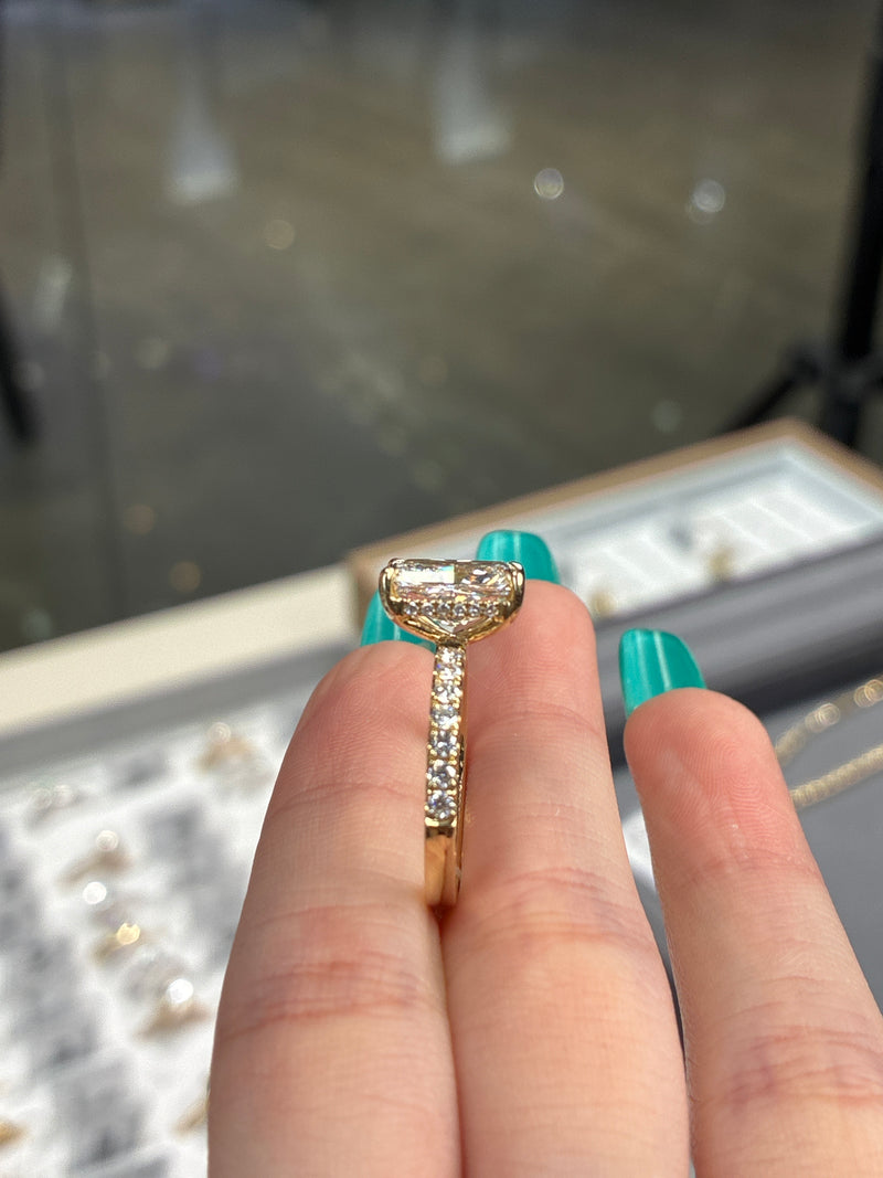 For Autumn 14k solid yellow gold 3.03ct E/VVS2 with 0.437ct sidestones