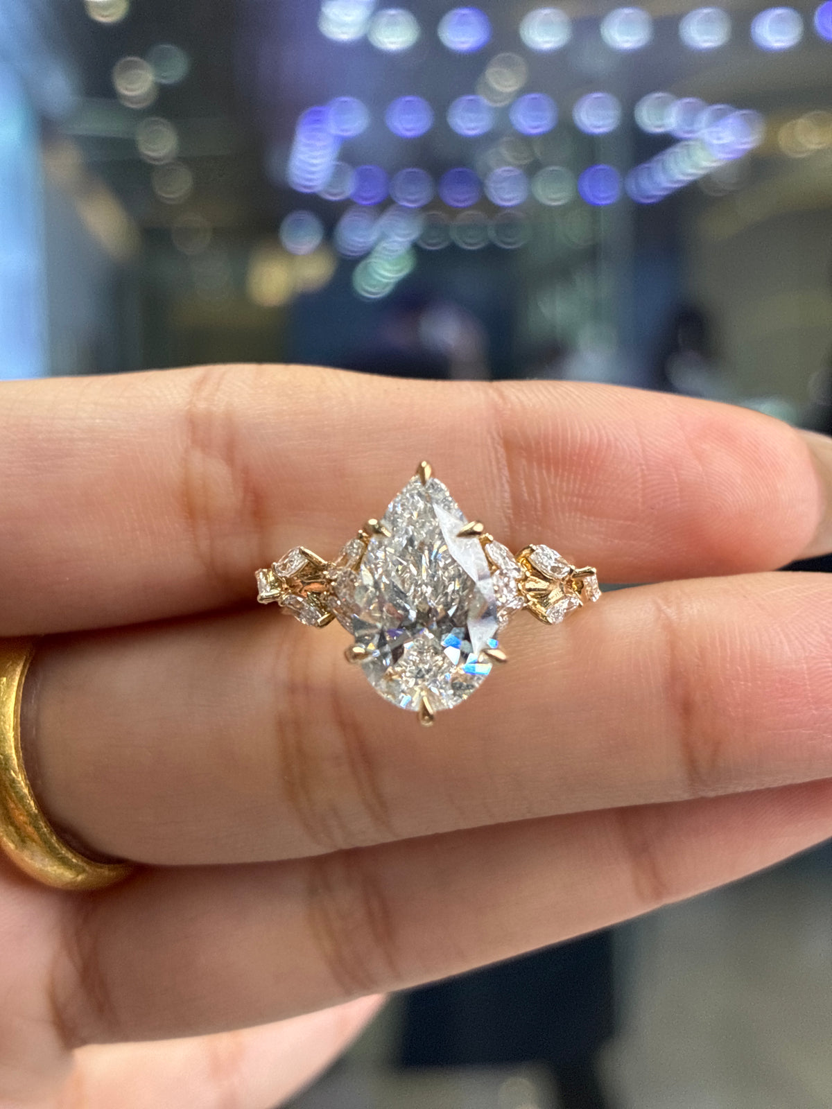 For jezaandsophia 14k yellow gold, 3.06ct center stone, 1.009ct side stone, E/VS1, need engraving