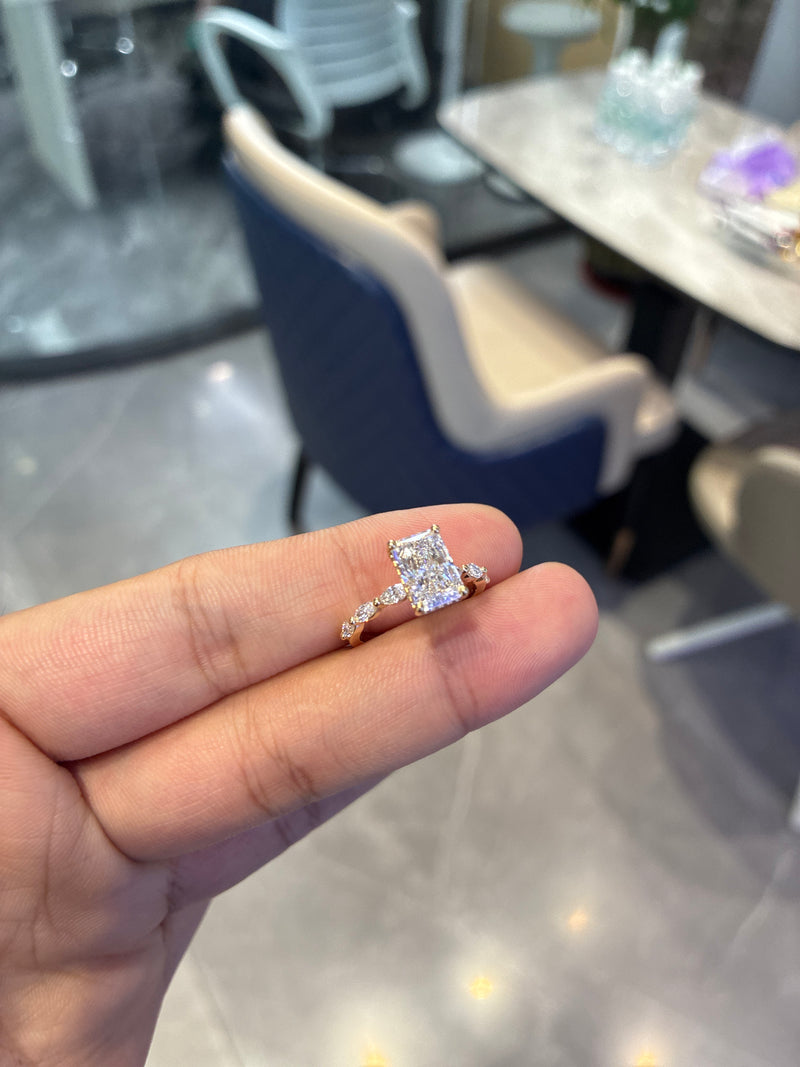 For Jane 14k yellow gold ring with E VVS2 2.010ct diamond And 0.464ct side diamonds