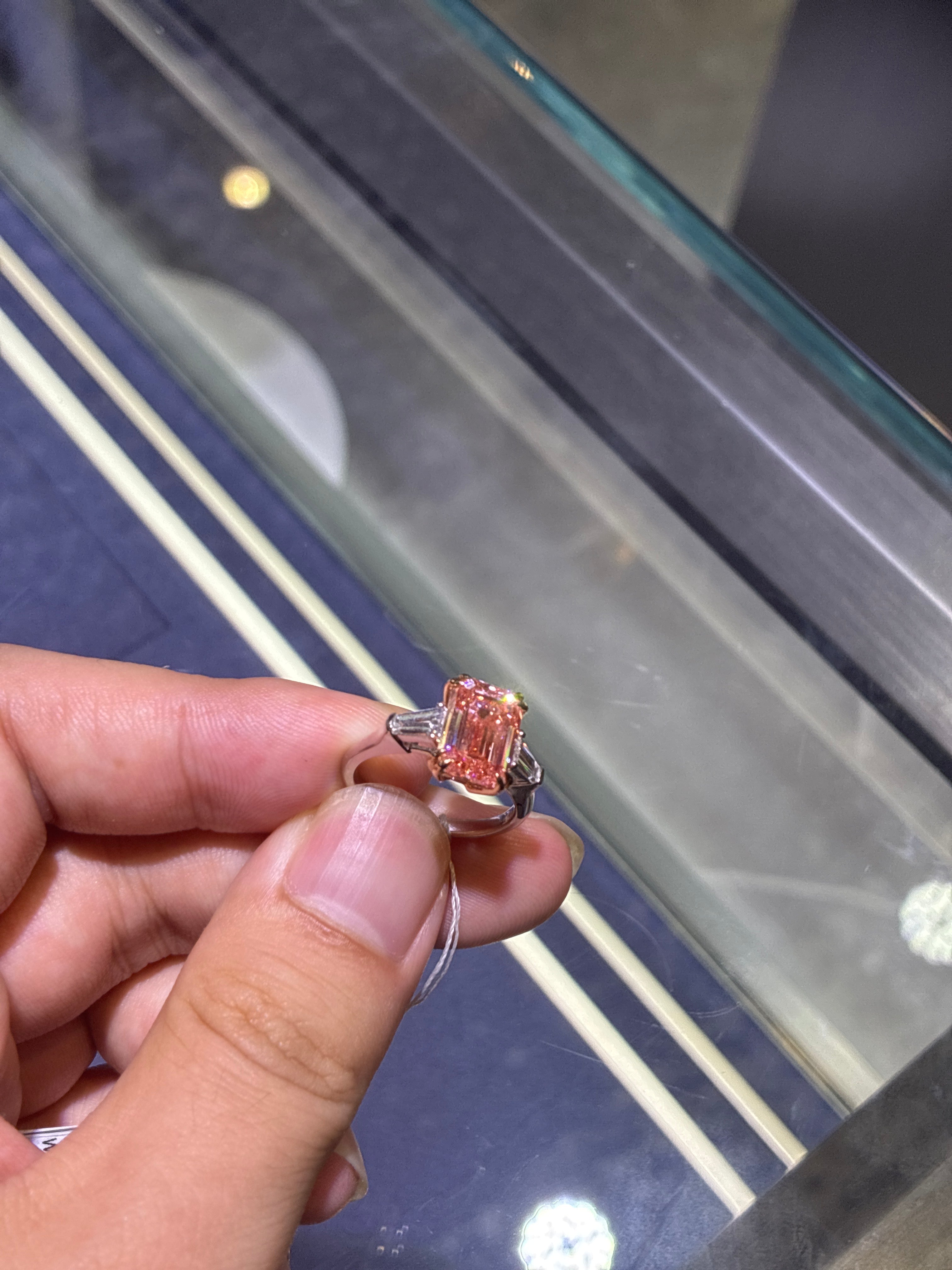 For its.sambas ,three-stone style main stone 4.08ct pink/VS1 side stone 0.42ct