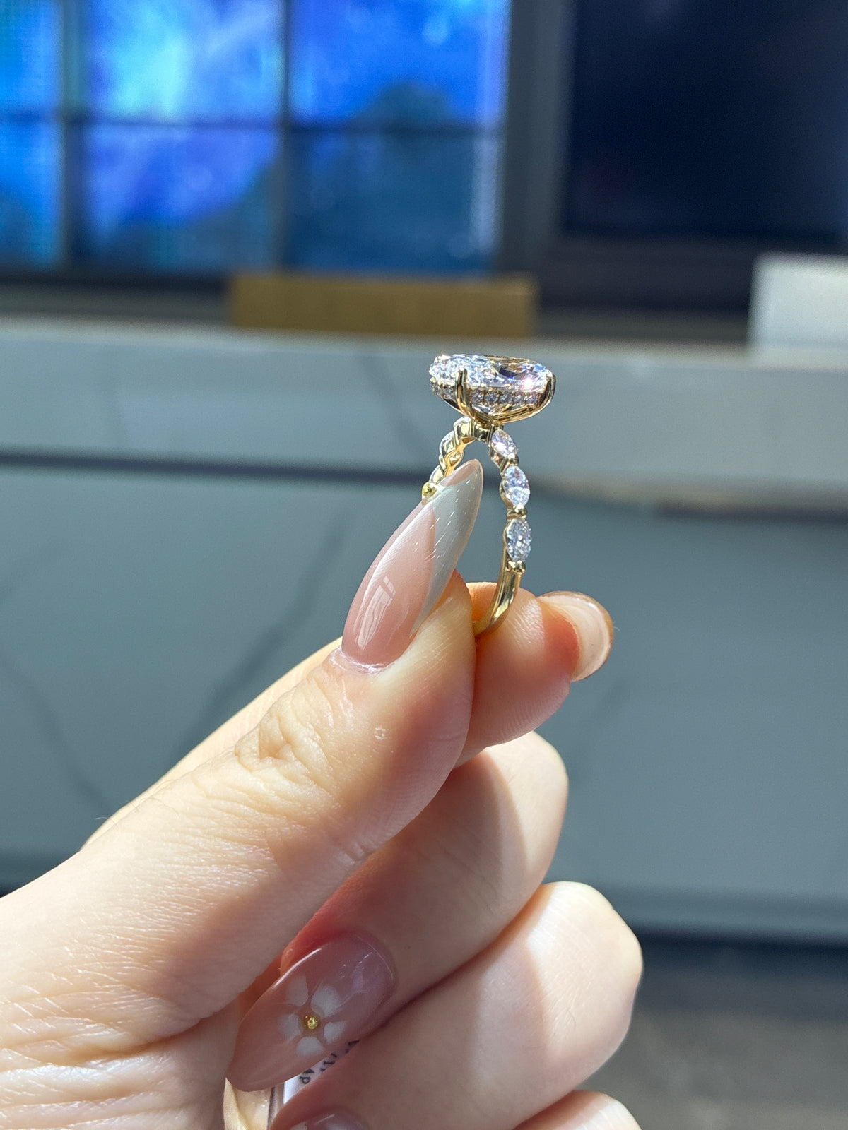 For sitss 18k yellow gold oval cut with marquis band D/vs1 main stone 3ct side stone 0.625ct