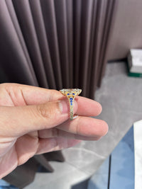 For Jeannie 14k yellow gold ring with 3ct E Vs1 main diamond And emerald side stone
