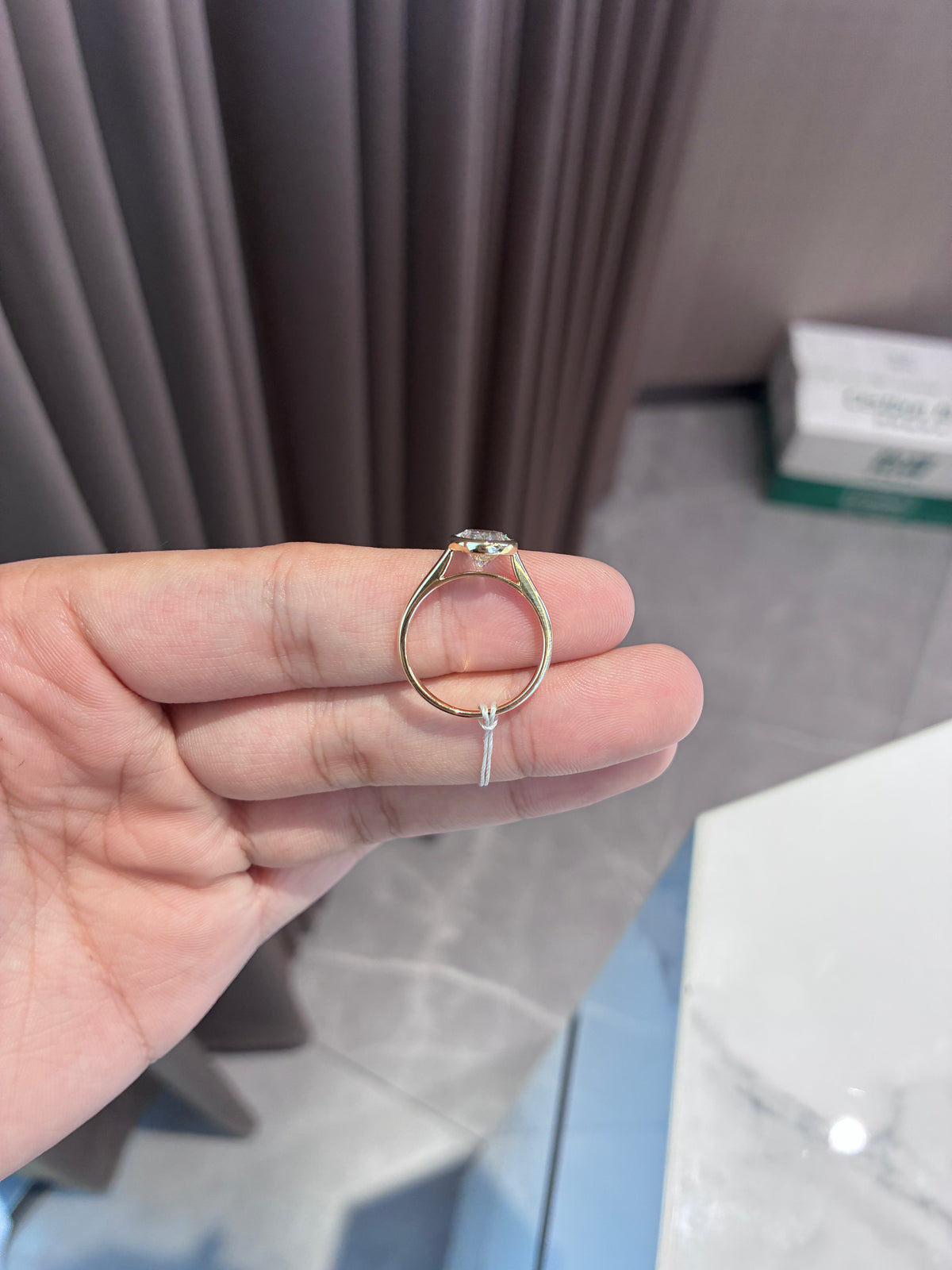 For Kelly 18k yellow gold ring with 2.1ct D vvs1 main diamond