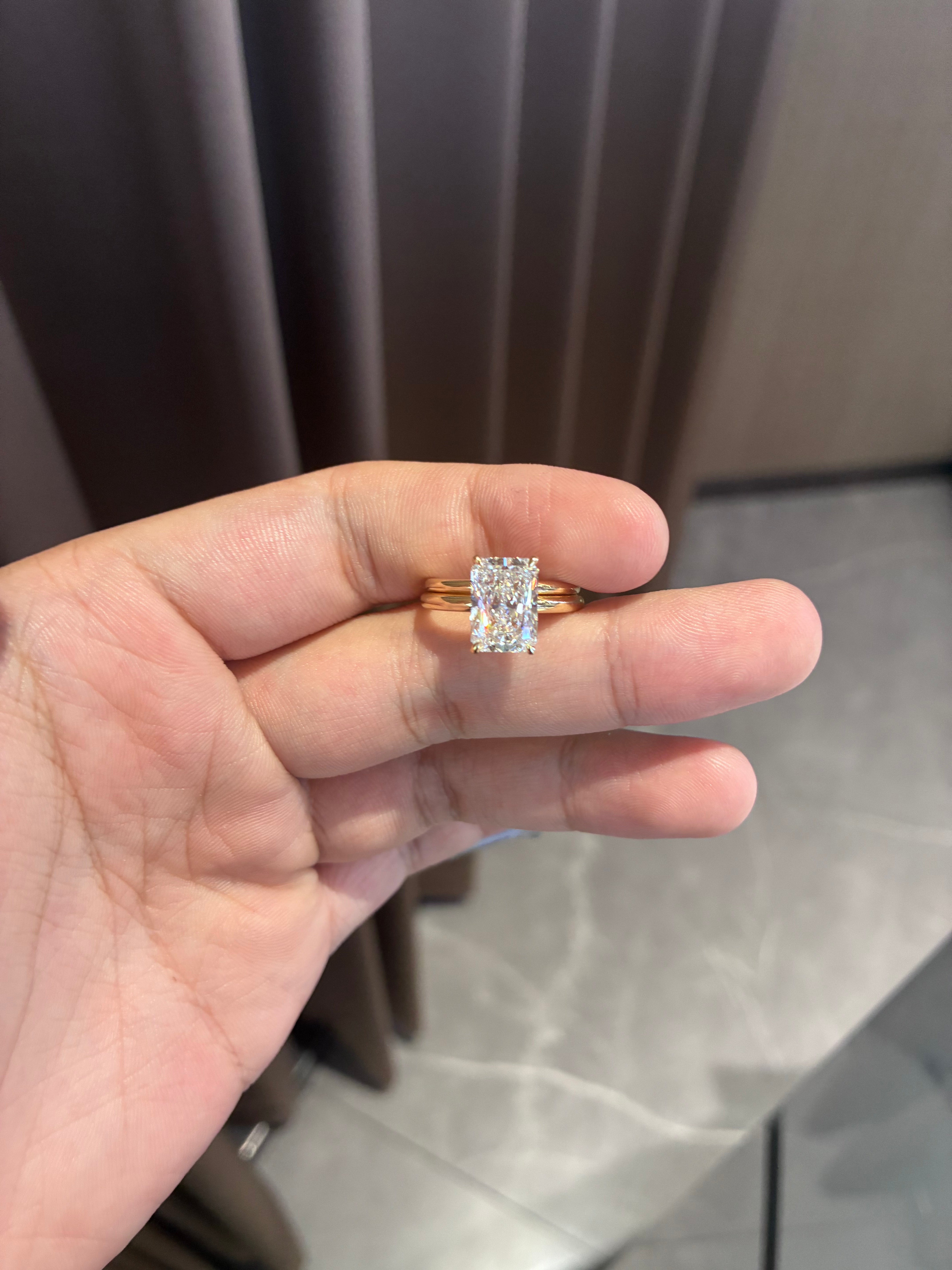 For Maeie 14k yellow gold a set 3ct radiant cut main stone E/vs1 with plain band