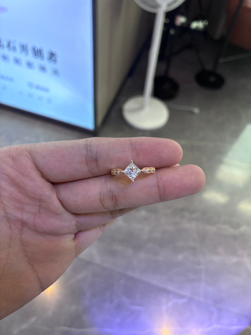 For Cassidy 18k yellow gold ring with 1.050ct D vvs2 main diamond
