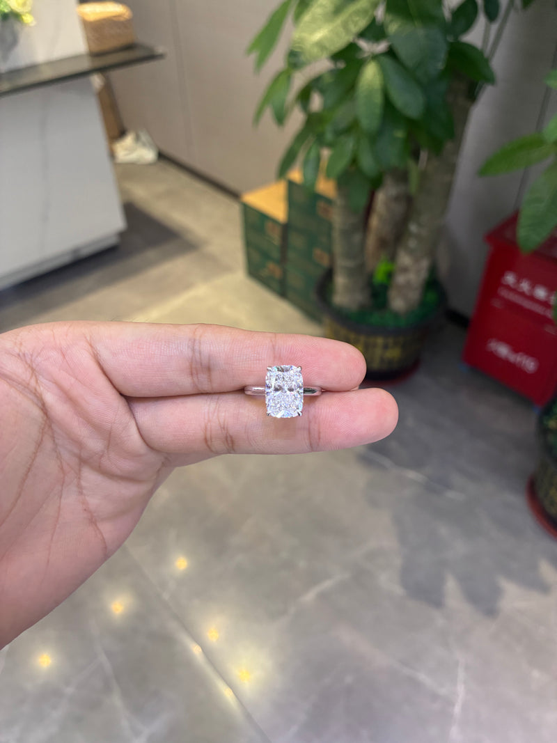 For jamie B platnium ring with 5ct main  D VVS2 diamond