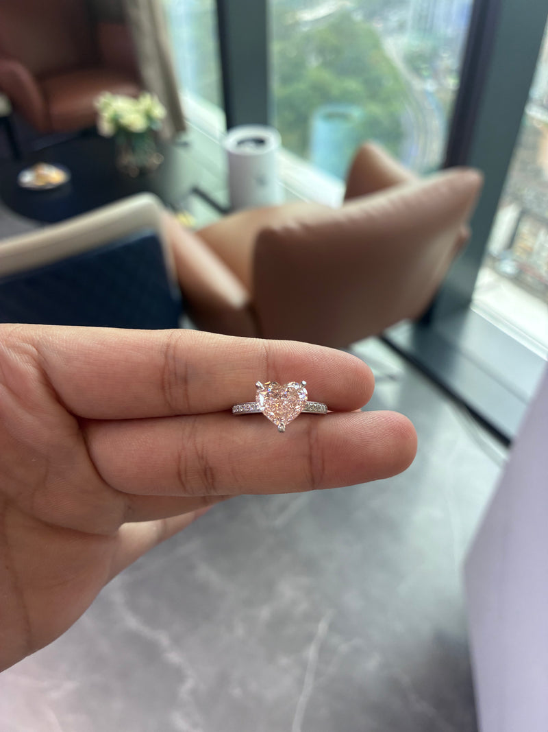 For genniesloan7 18k white gold ring with 3ct vvs2 pink diamond side stone is 0.213ct