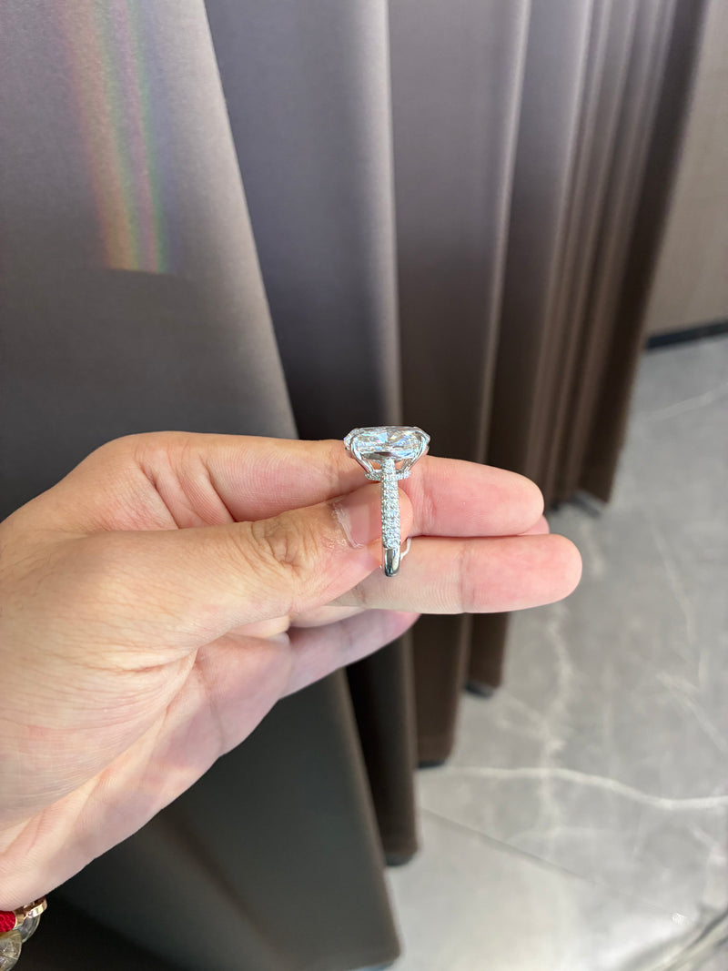 For SE4ULLC platinum diamond ring with 10.090ct oval diamond And 0.738ct side stones
