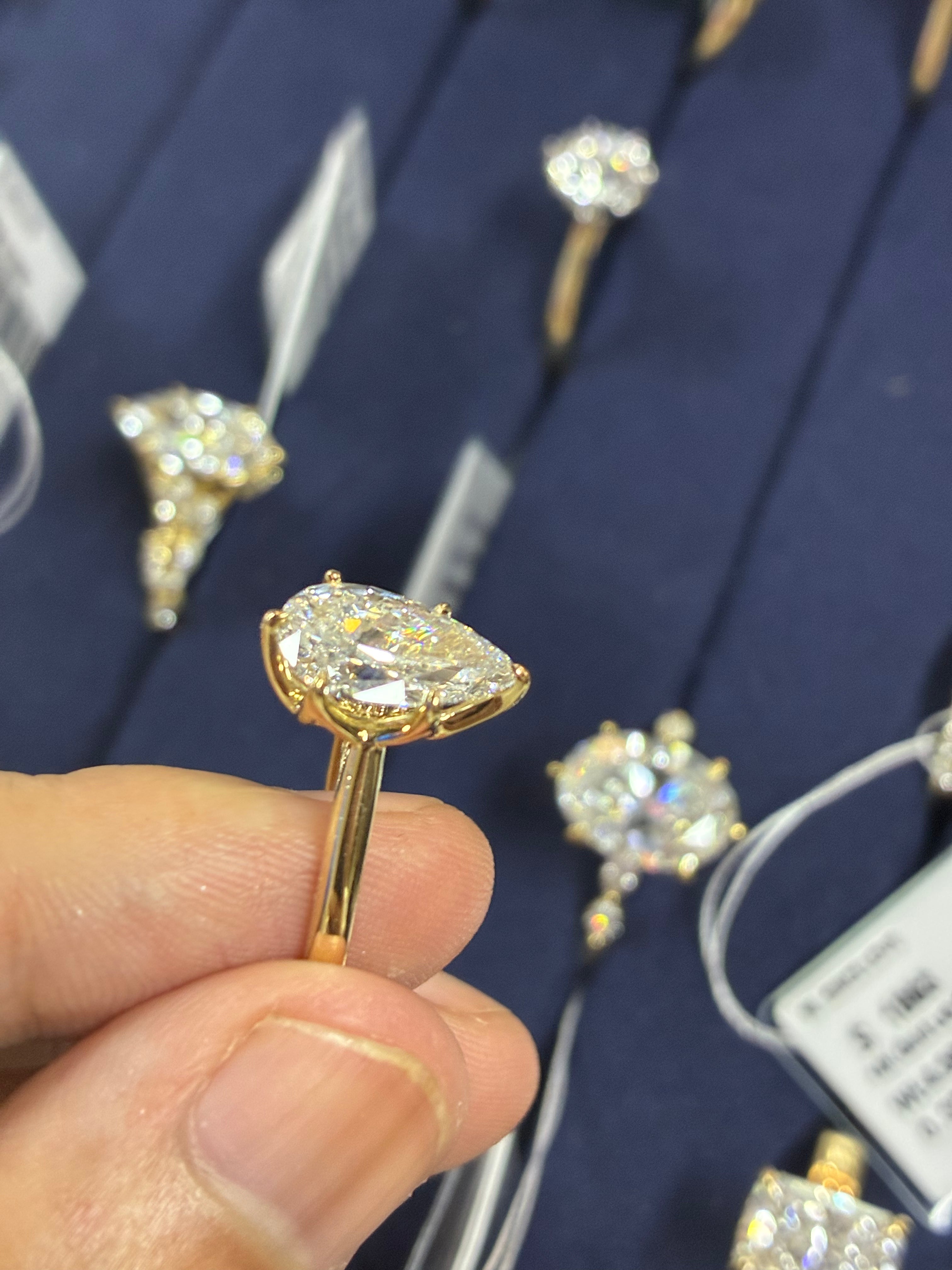 14k gold, pear-shaped 2.5-carat engagement diamond ring