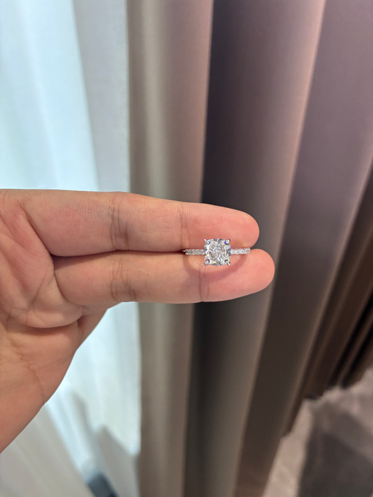 For G 14k white gold ring with 2ct cushion diamond