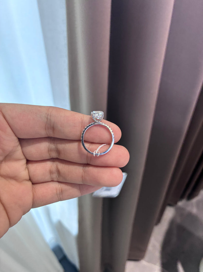 For G 14k white gold ring with 2ct cushion diamond