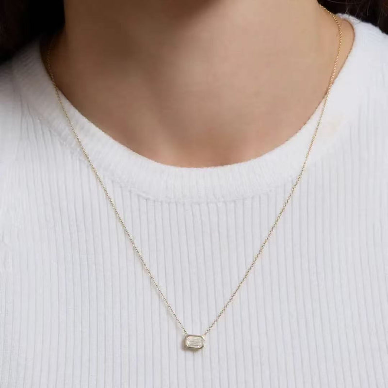 For alexis//Emerald Cut Empty
Pendant Setting (Chain included)//14K Solid yellow gold //Basket for 1.6ct Emerald cut center stone//Size 16-17-18cm
