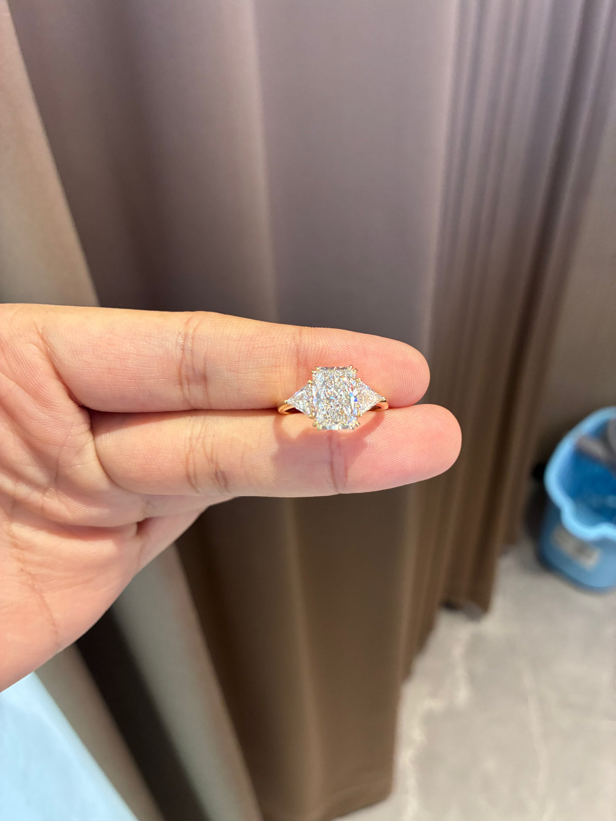 For Arge3333a 14k yellow gold diamond ring with 4ct main diamond And 0.7ct side diamonds