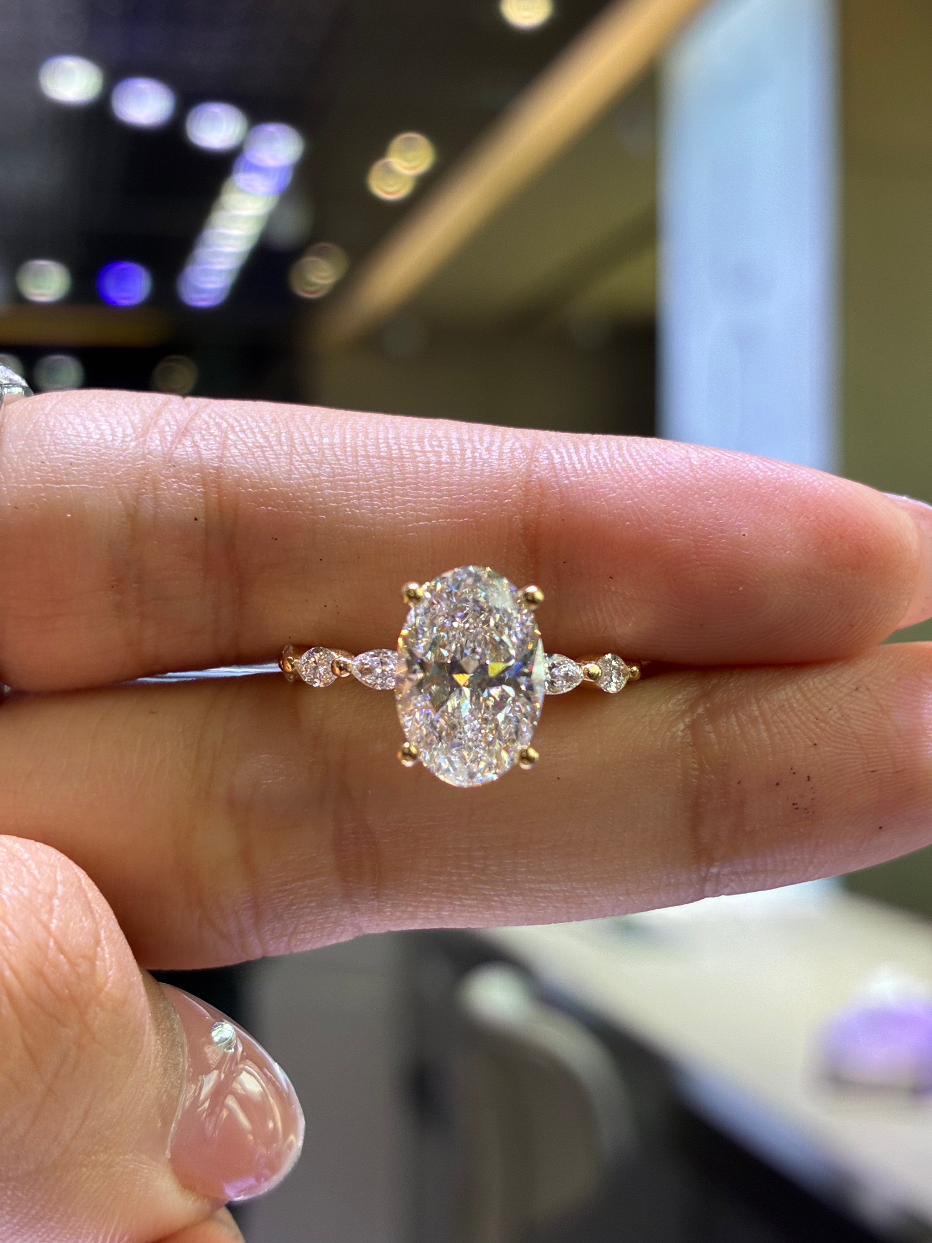 Deposit for sazito /4ct oval//D/VVS//14k yellow gold//side diamond 0.6 ct//size 5