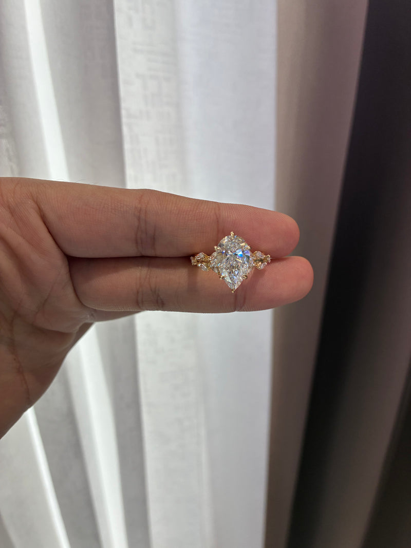 For Sabinaaaa 18k yellow gold ring with 3ct E vvs2 diamond and 1ct side stones