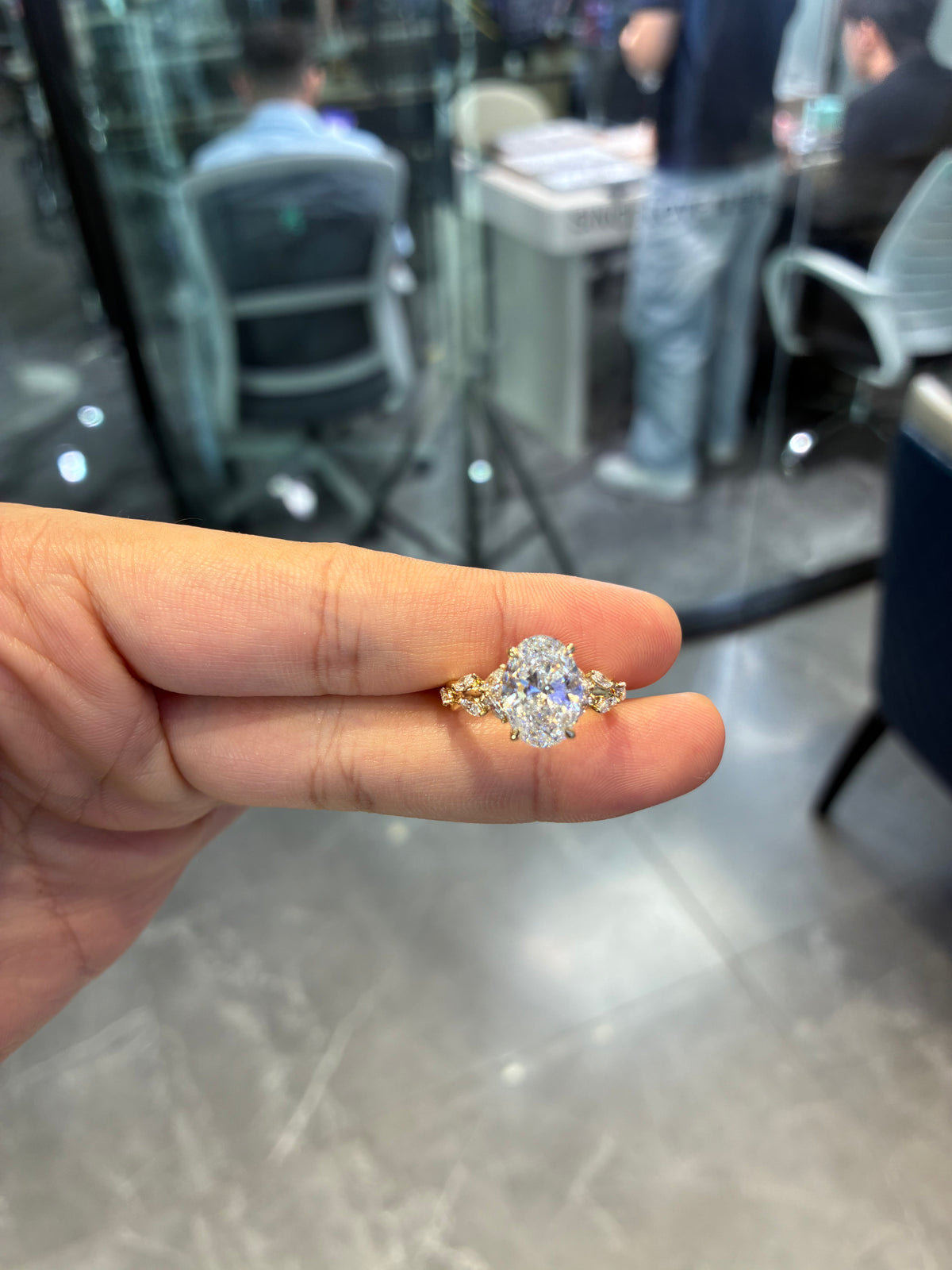 For Sarai 14k yellow gold ring with 3.020ct E vvs2 diamond And 0.943ct sides diamonds