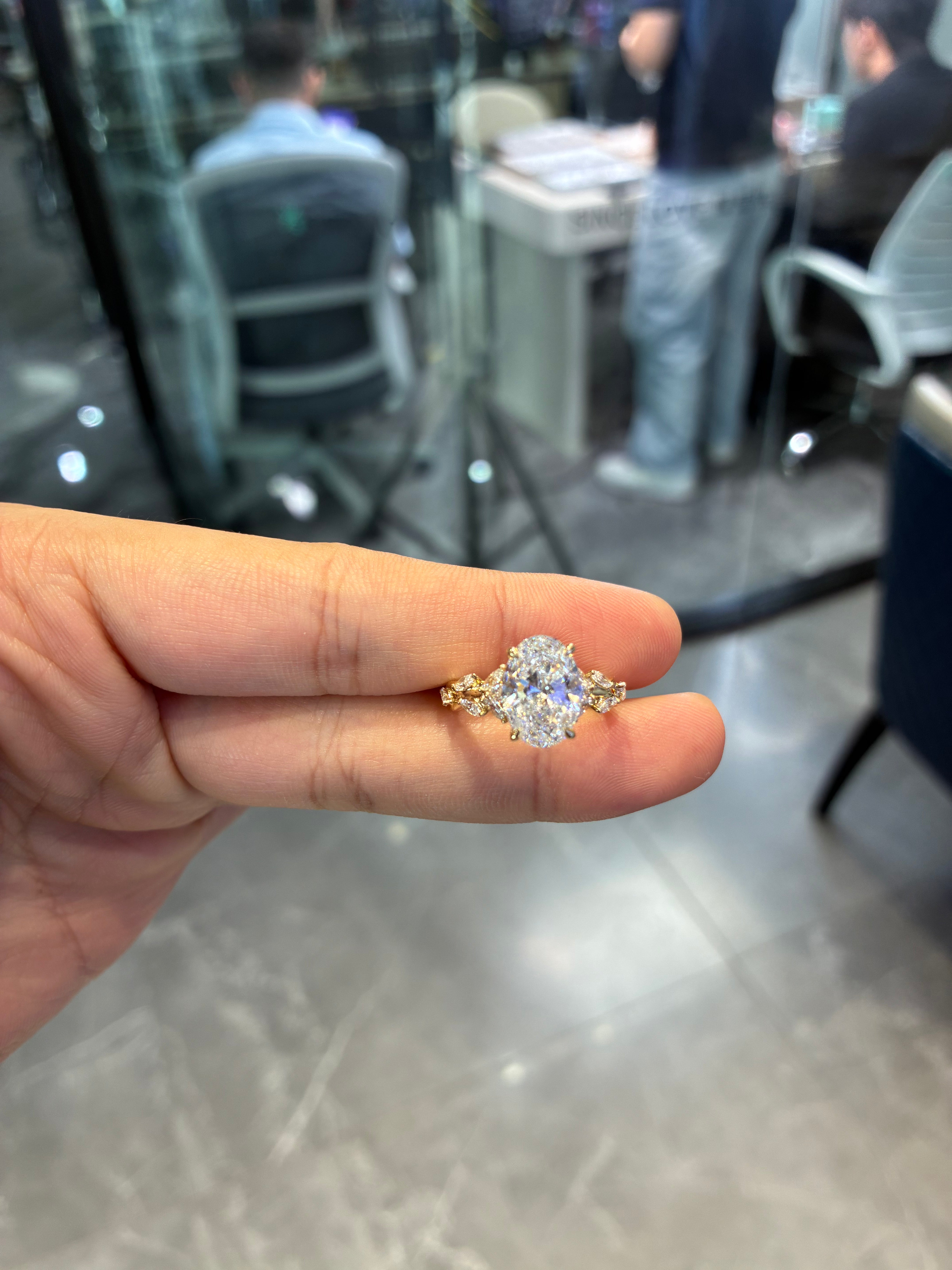 For Sarai 14k yellow gold ring with 3.020ct E vvs2 diamond And 0.943ct sides diamonds