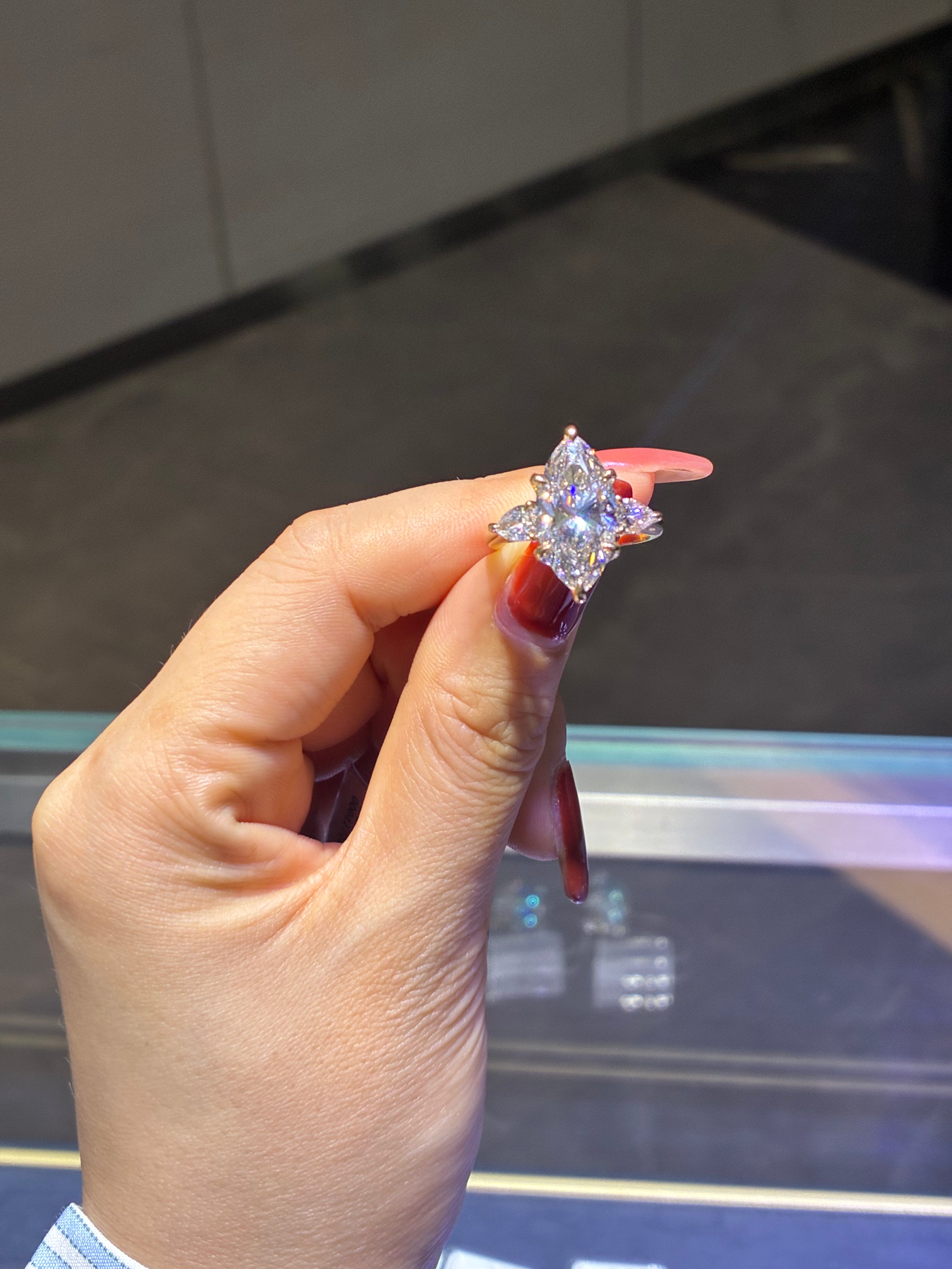 For dear Findreahw: main stone,5.000cts/1p, side stone:0.809ct/28p, E/VS1