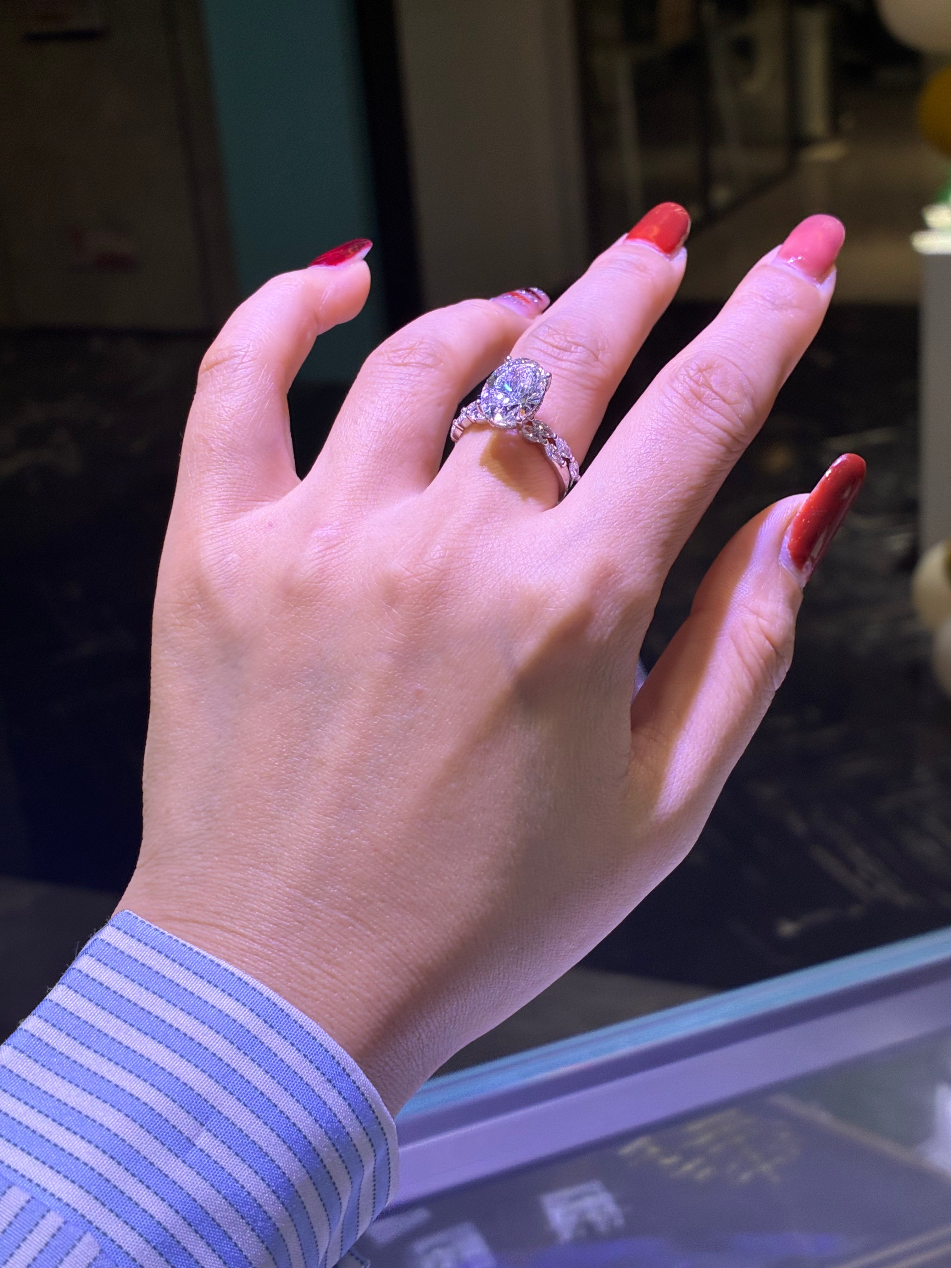 For dear Bianca: Oval , main stone:3.5cts.sides stone :0.907ct 31/p D/VS1,