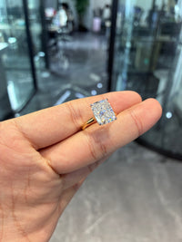 For julia 18k yellow gold ring with 5ct E vs1 main diamond And 0.183ct side stones