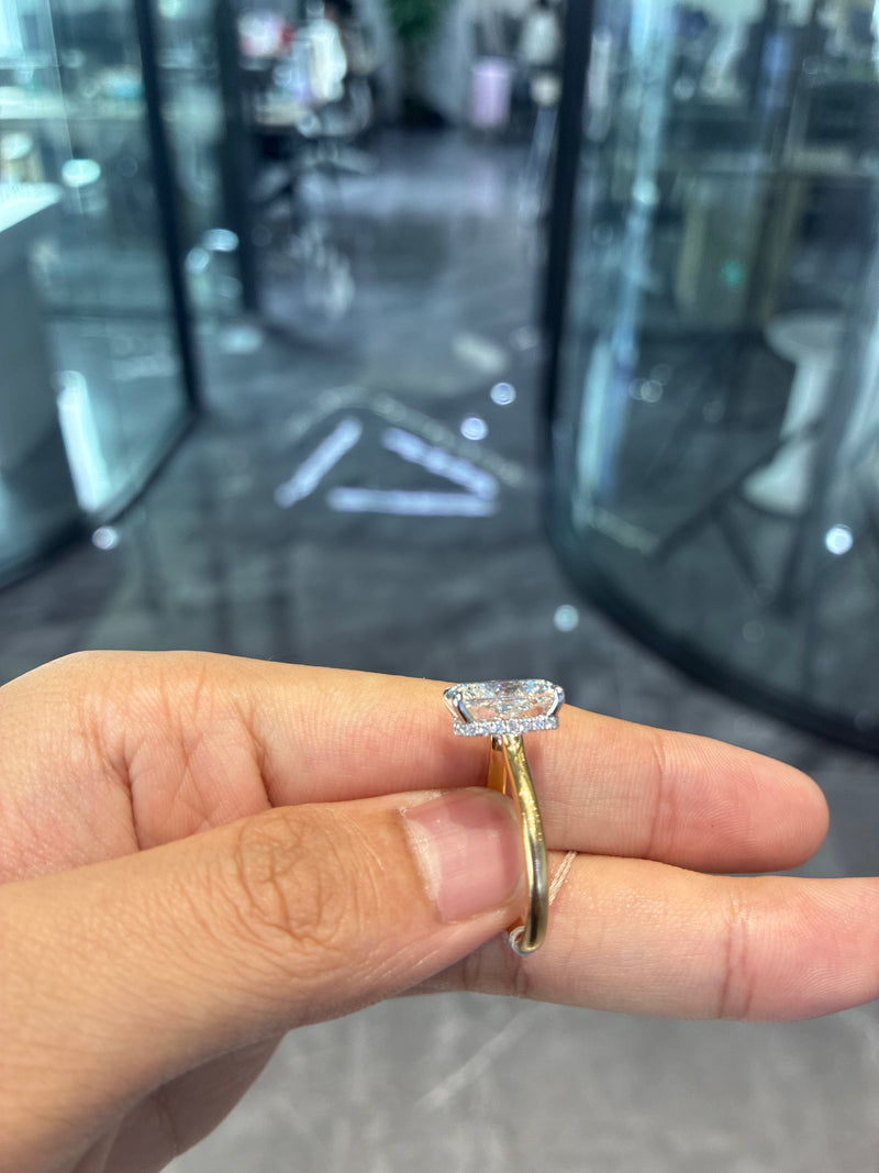For julia 18k yellow gold ring with 5ct E vs1 main diamond And 0.183ct side stones