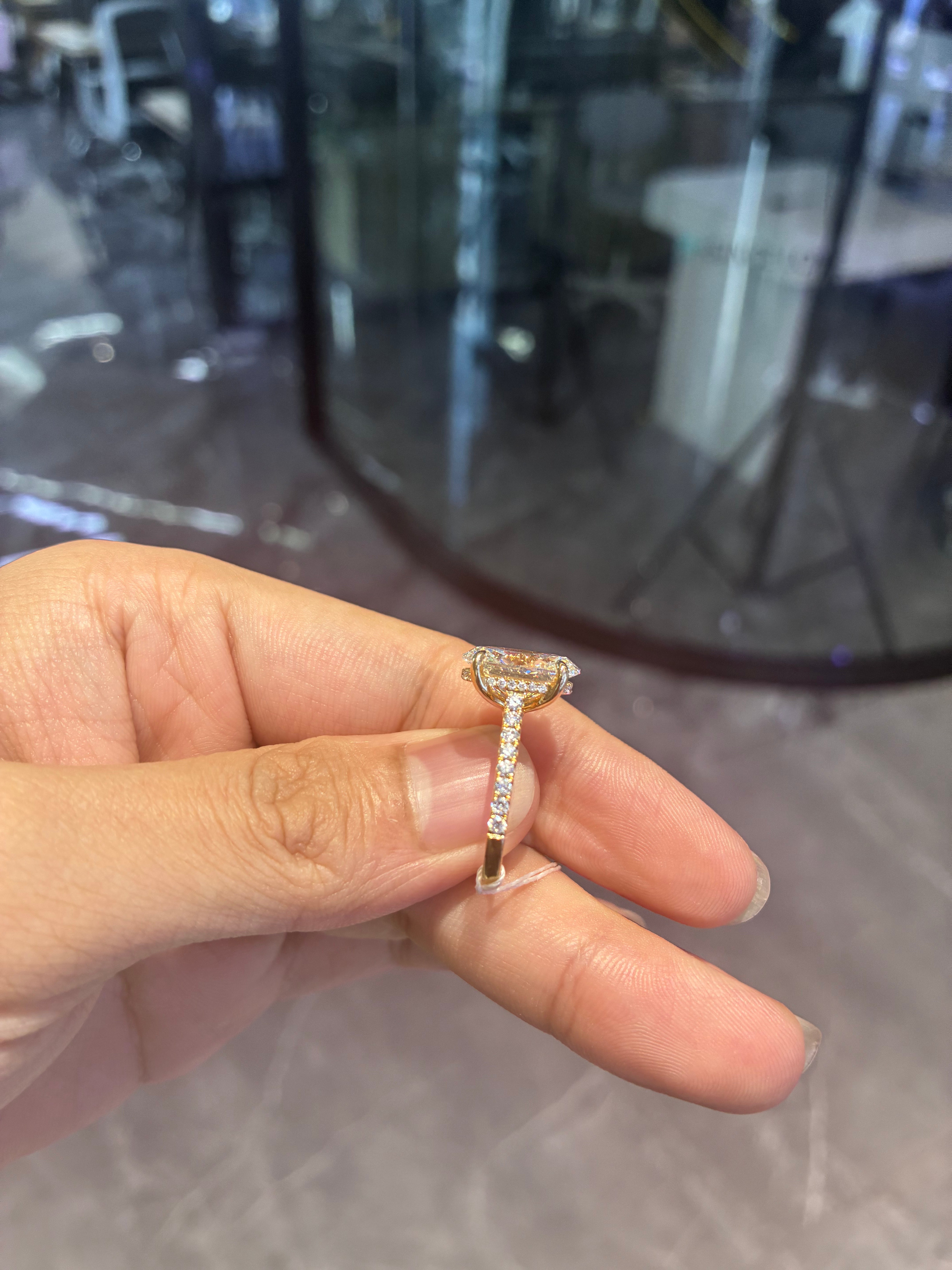 For DF 14k white gold ring with 2ct oval diamond E vvs2 quality And split shank design