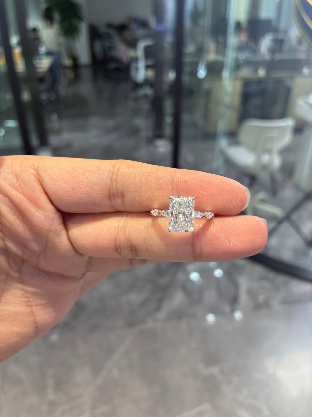 For Zbrenns 14k white gold mainstone 3.050ct, sidestone 0.514ct, E/VVS2, size 5.5