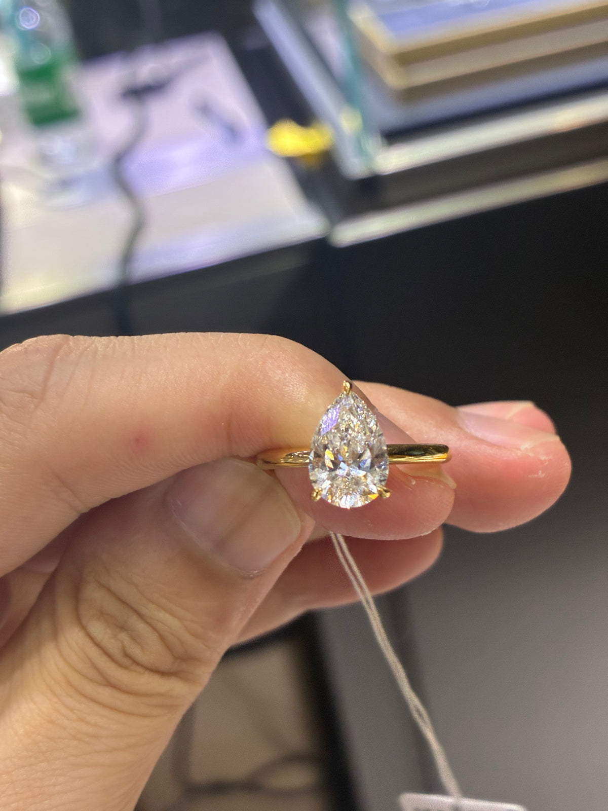 for Livia （18k yellow gold 2.1ct E/vs1 pear ring