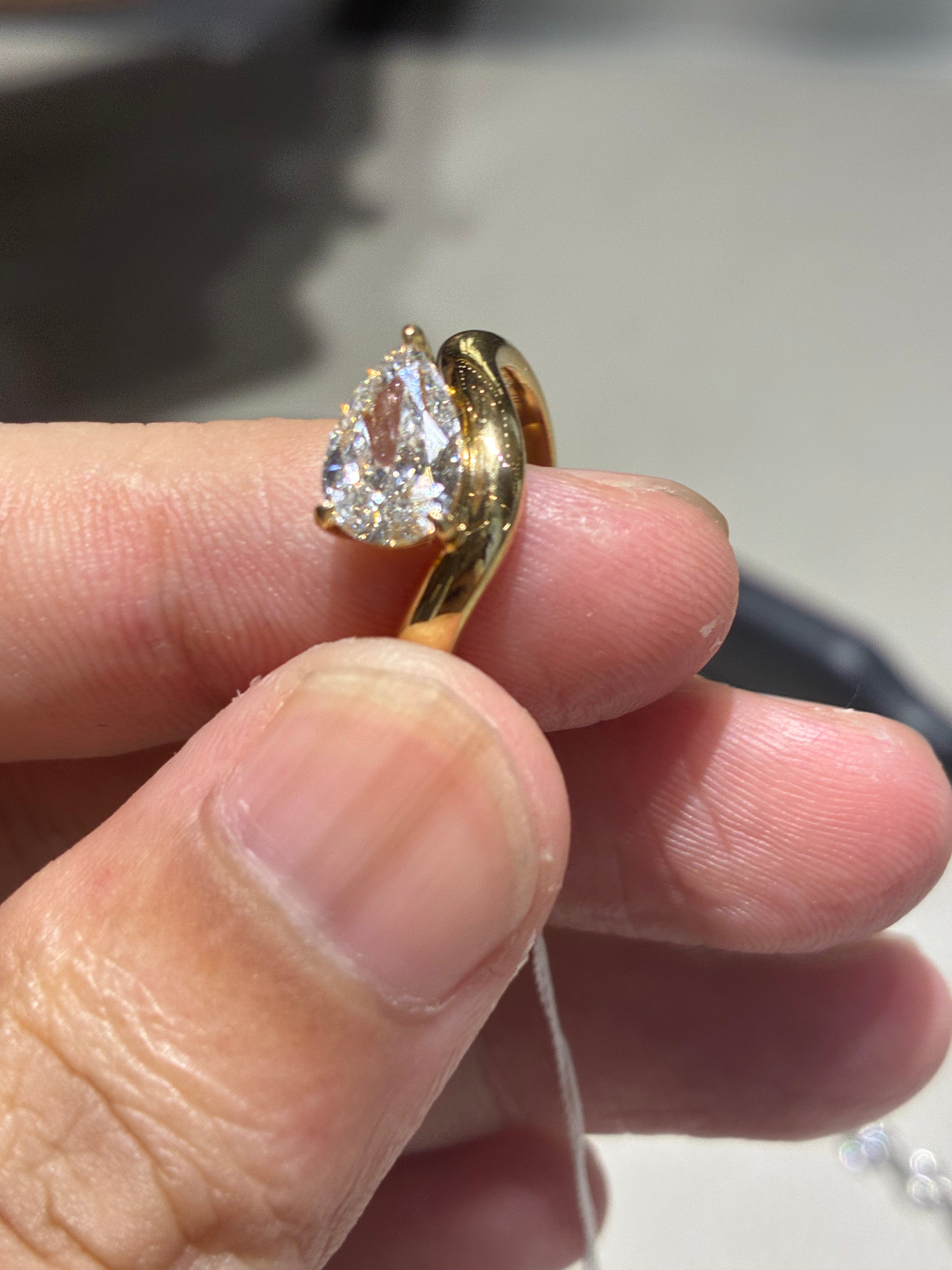 For lowvoicenergy 18k yellow gold ,1.58carats, E/VVS1,pear ring)
