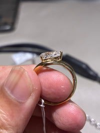 For lowvoicenergy 18k yellow gold ,1.58carats, E/VVS1,pear ring)