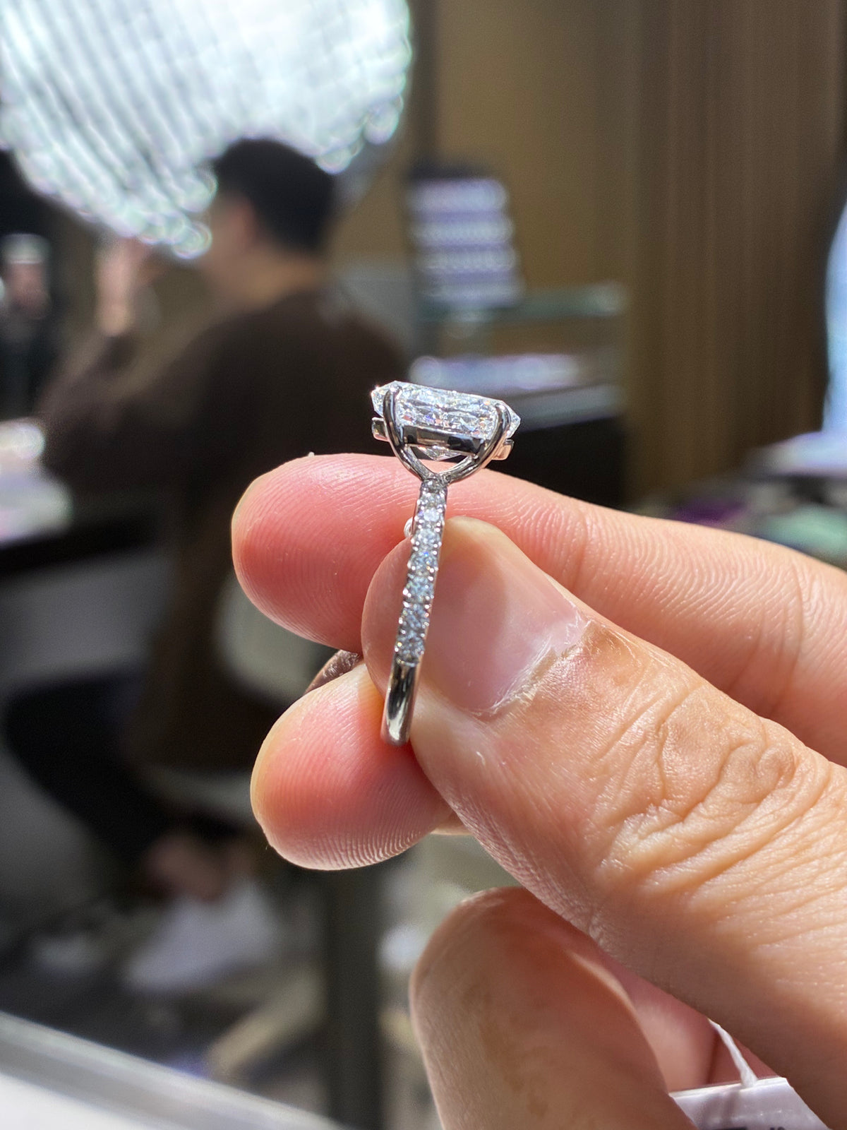 For kimberlyschultz(18k white gold 3.1ct D/vs1 oval ring)