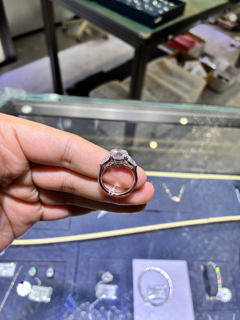 For hannar1314 platinum ring with 3ct diamond and 0.9ct side diamond E vs1
