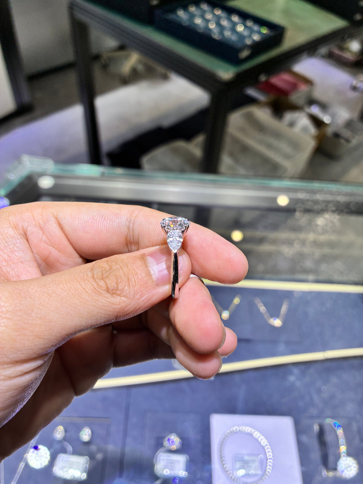 For hannar1314 platinum ring with 3ct diamond and 0.9ct side diamond E vs1