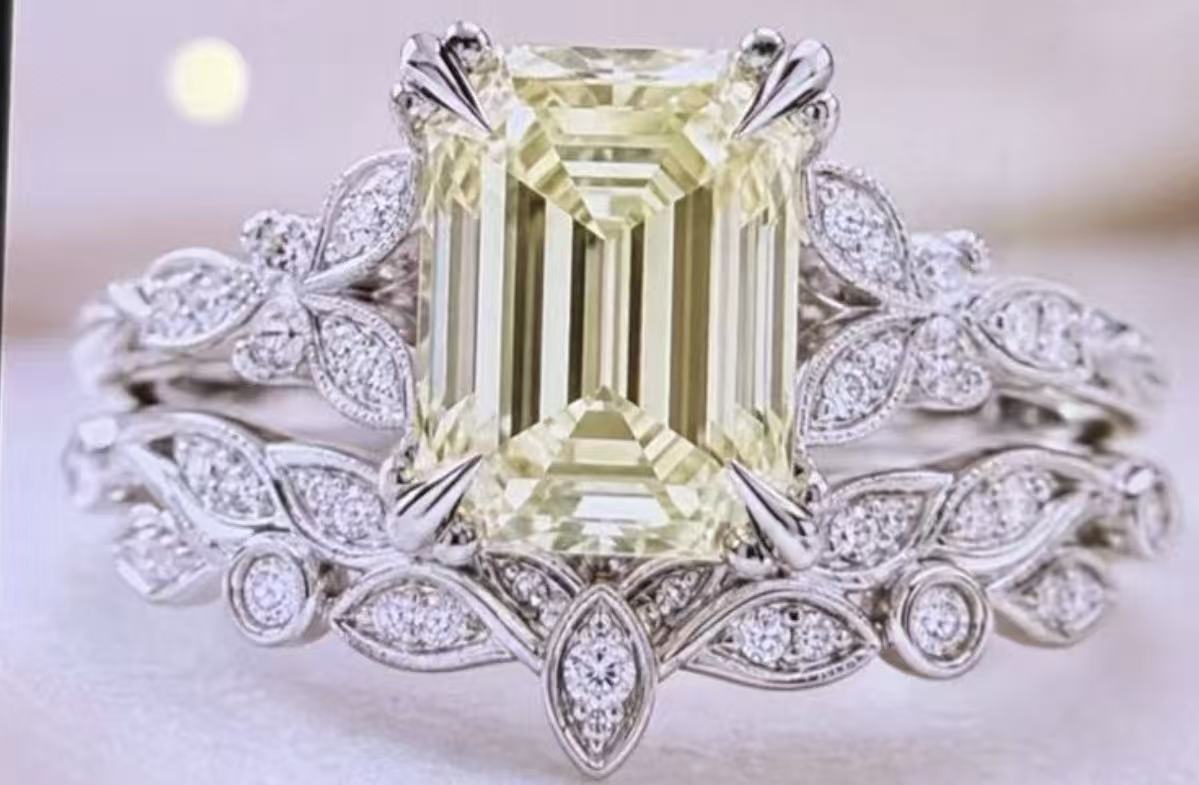 50% retainer for Krystal
Bodine//Canary emerald Cut
Twisted Wand Wedding Ring//
14K Solid white gold//4ct
Radiant cut Canary center stone//FIY/VS1//Bezel Setting
Band Ring//14K Solid white gold//est. 1ct total Round Brillint cut diamonds//D-E/VS-VVS//
US
