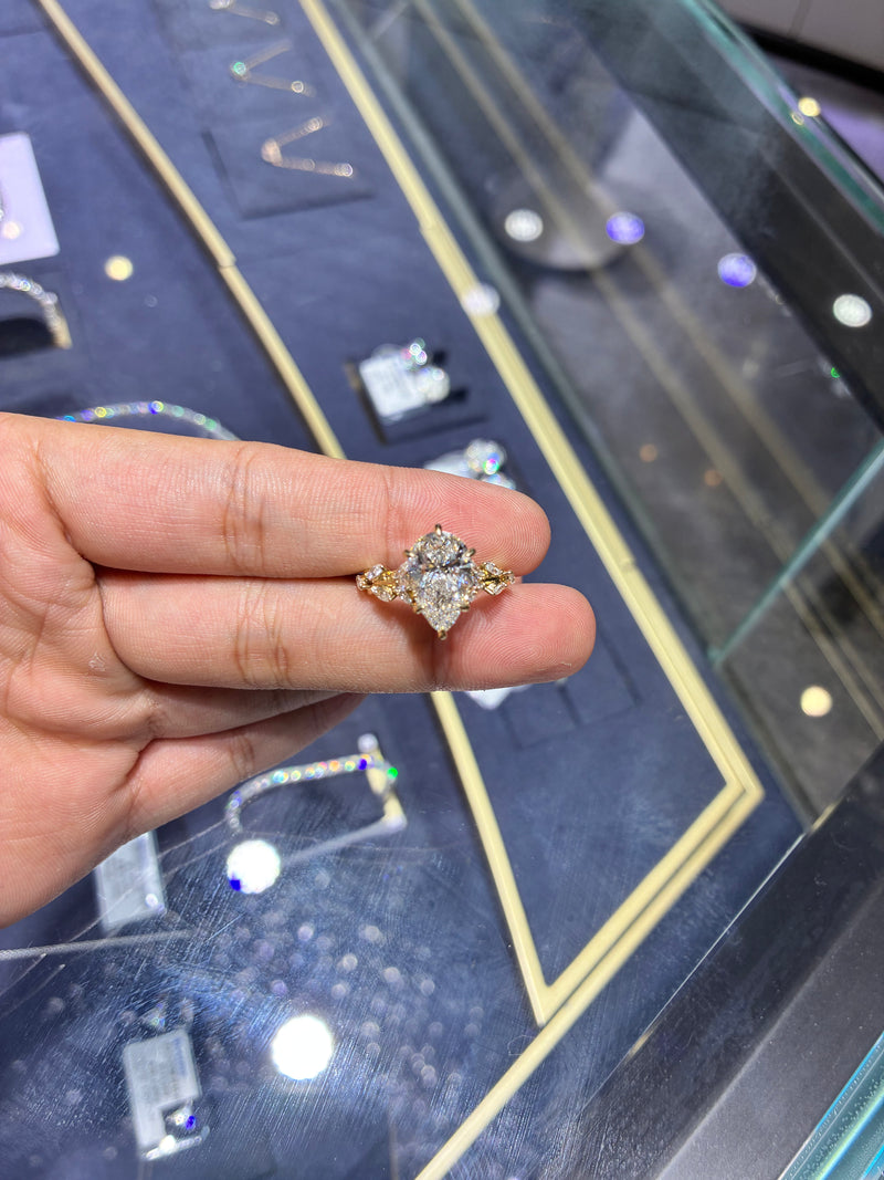 For Fina 14k yellow gold ring with 3.010ct diamond and 0.930ct side diamonds